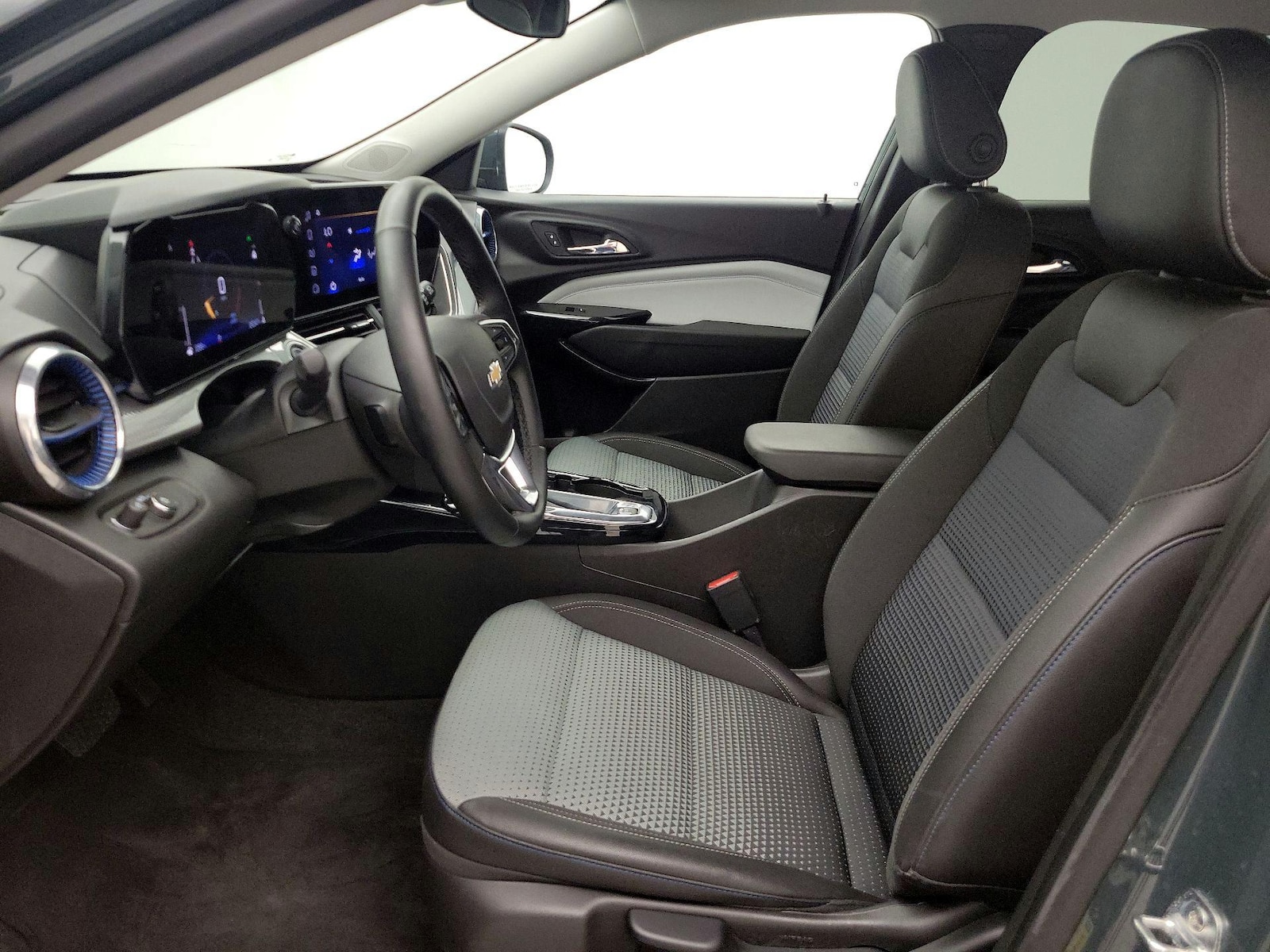 2025 Chevrolet Trax LT - Photo 12