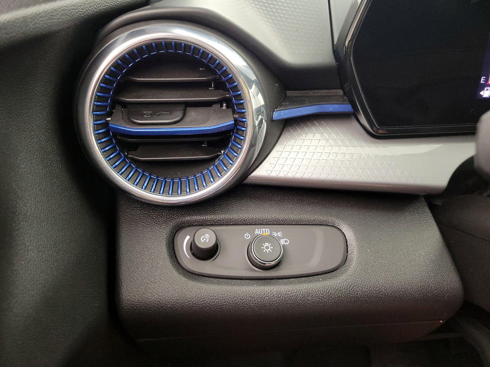 2025 Chevrolet Trax LT - Photo 14