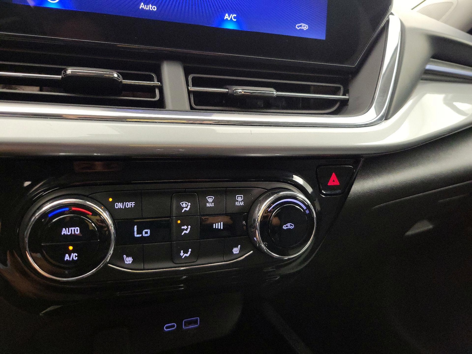 2025 Chevrolet Trax LT - Photo 17