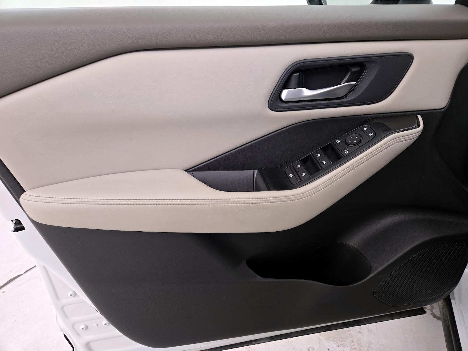 2025 Nissan Rogue SV - Photo 13