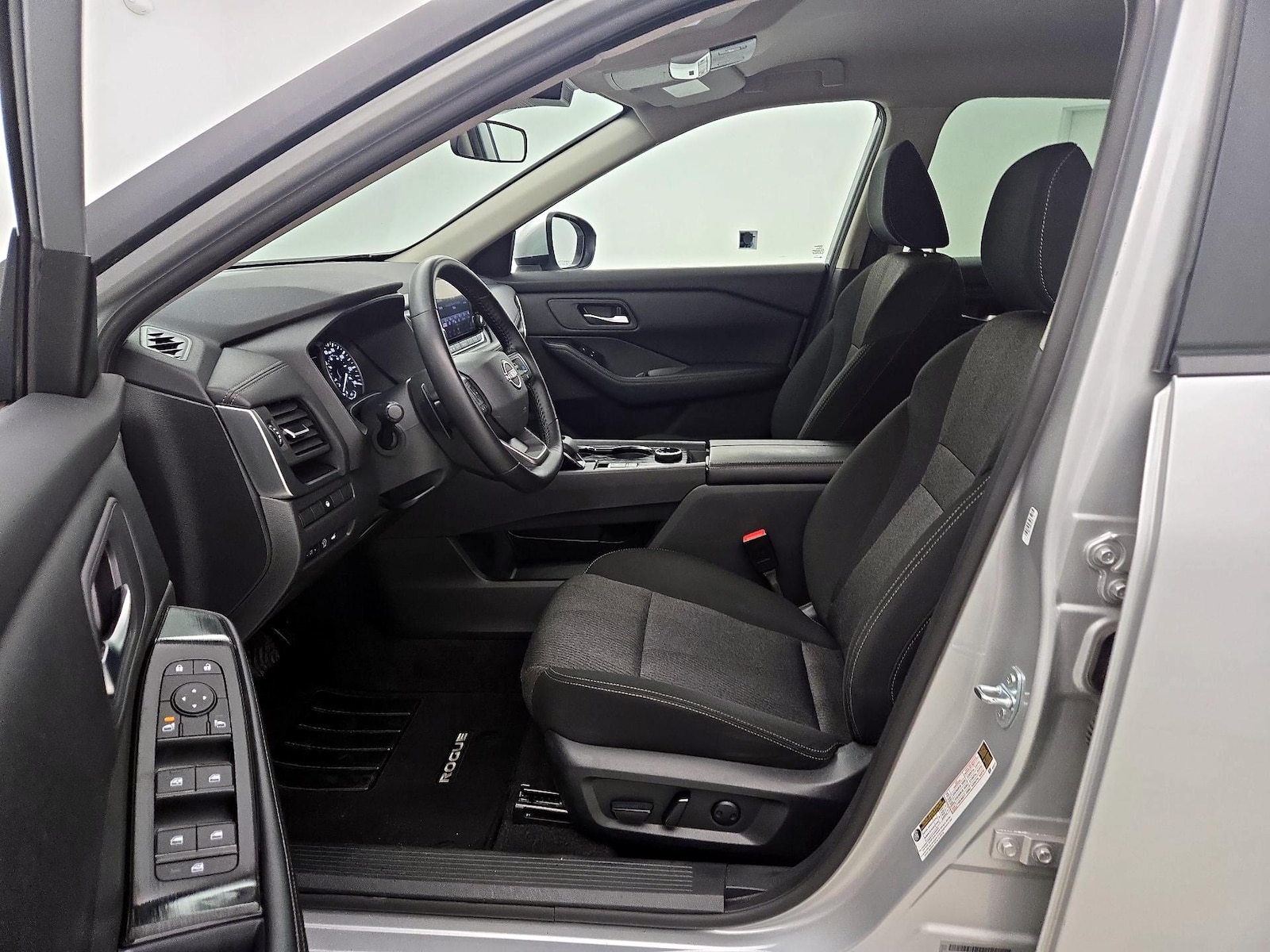 2025 Nissan Rogue SV - Photo 12