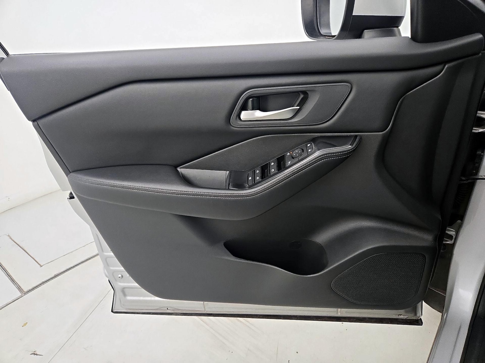2025 Nissan Rogue SV - Photo 13