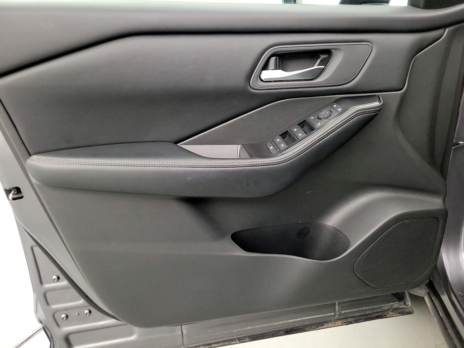 2025 Nissan Rogue SV - Photo 13