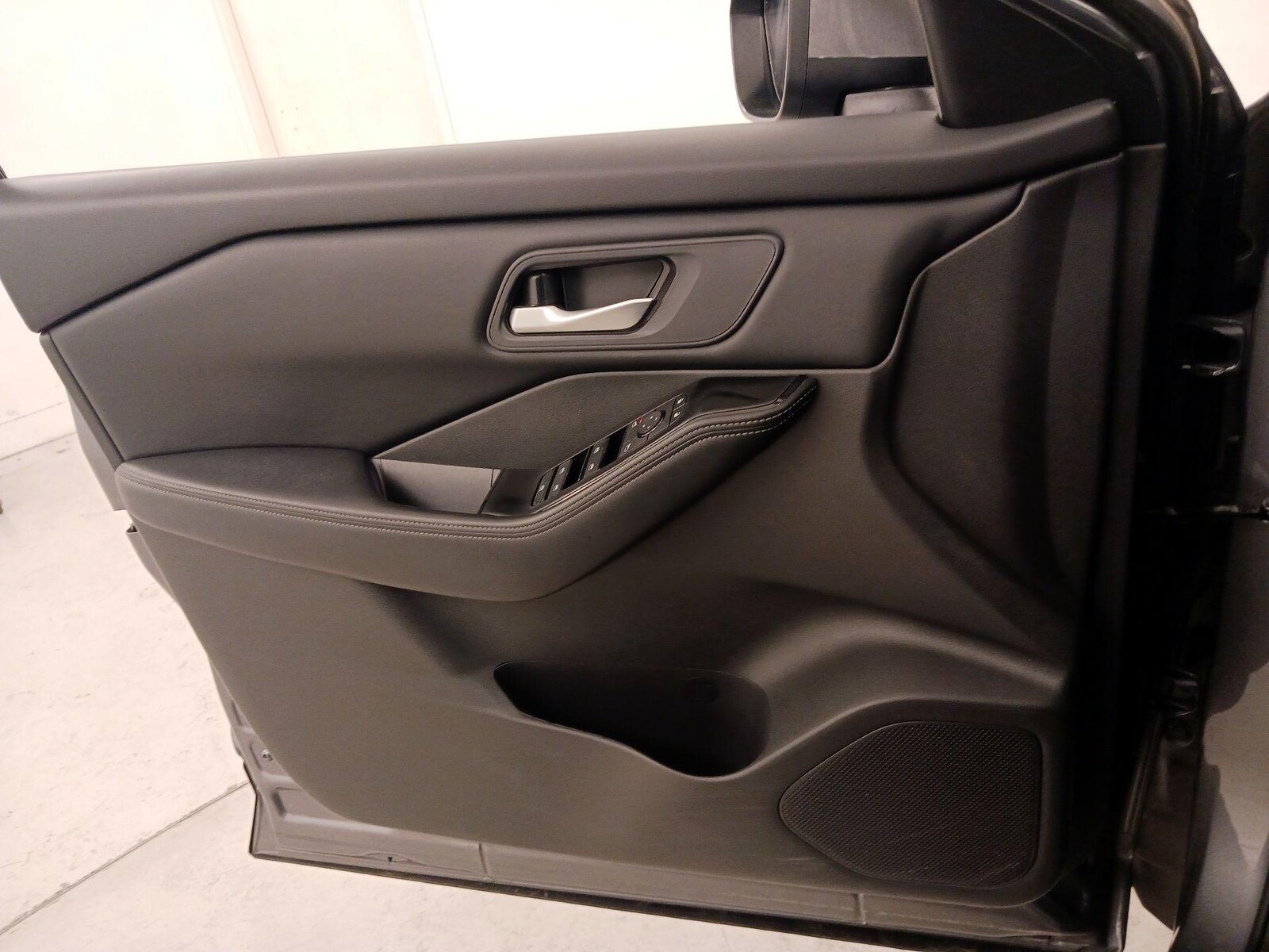 2025 Nissan Rogue SV - Photo 13