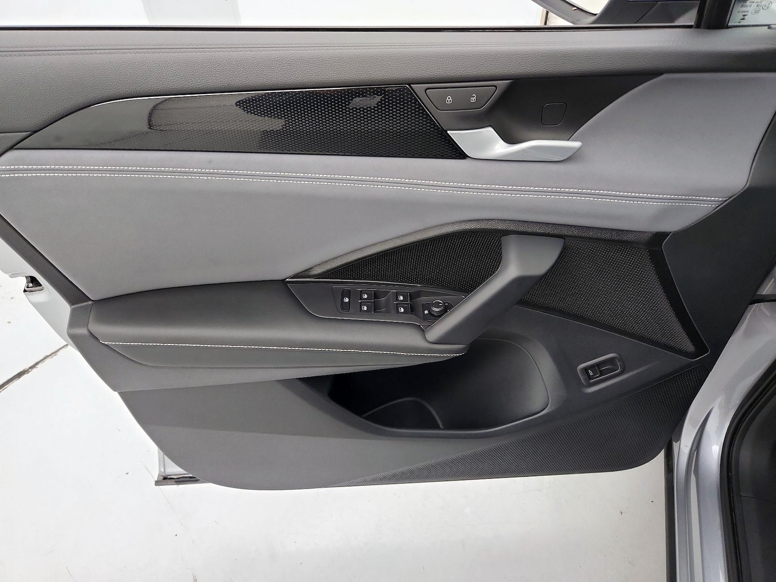 2026 Volkswagen Tiguan SE - Photo 13