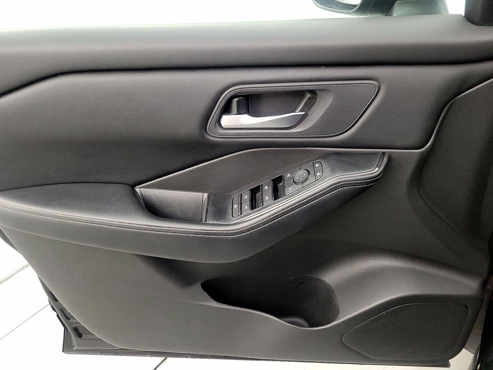 2025 Nissan Rogue SV - Photo 13