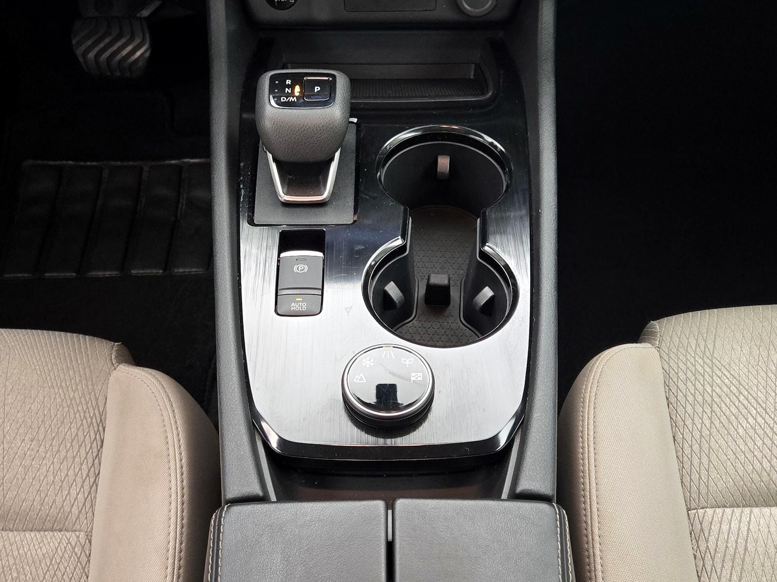 2025 Nissan Rogue SV - Photo 18