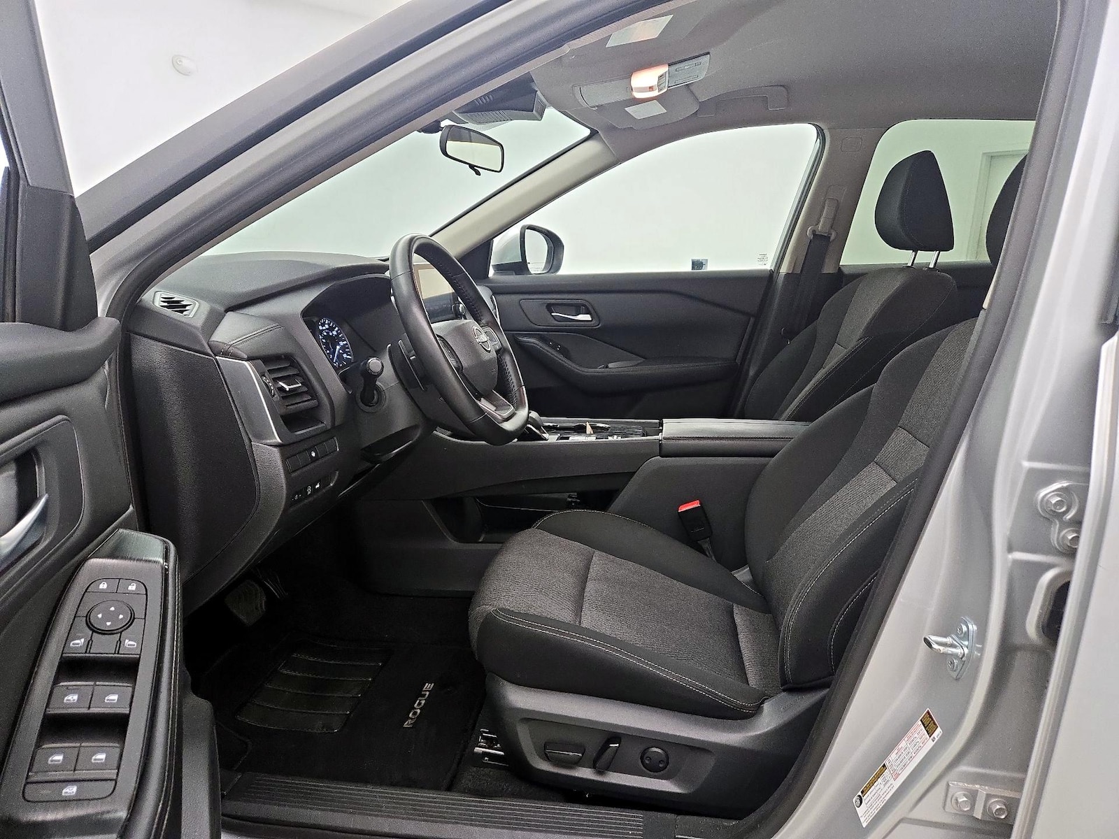 2025 Nissan Rogue SV - Photo 12