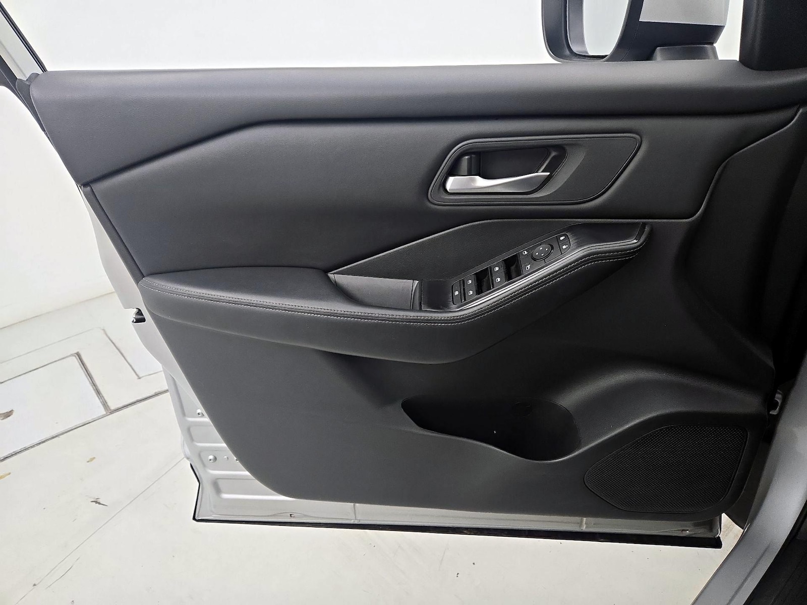 2025 Nissan Rogue SV - Photo 13