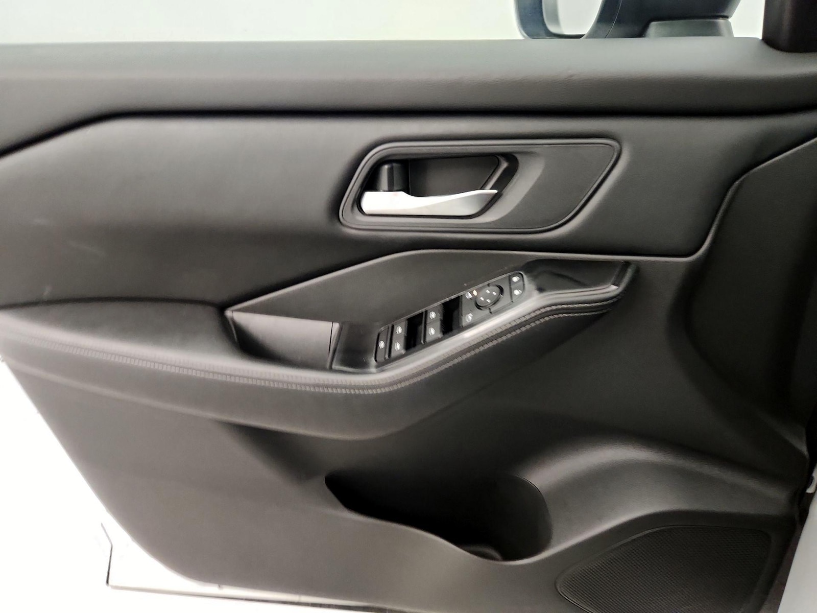 2025 Nissan Rogue SV - Photo 13
