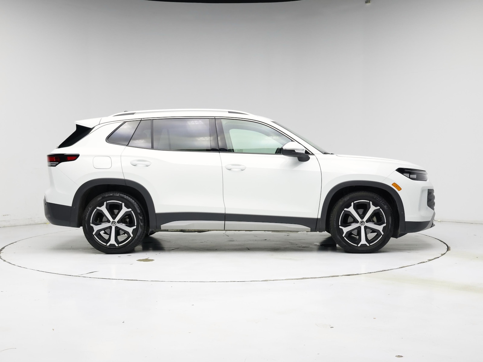 2026 Volkswagen Tiguan SE - Photo 8