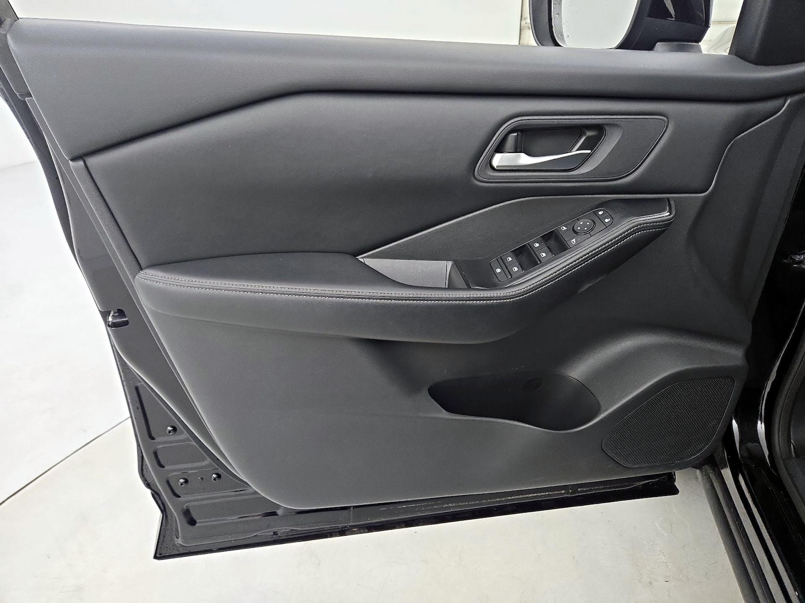 2025 Nissan Rogue SV - Photo 13