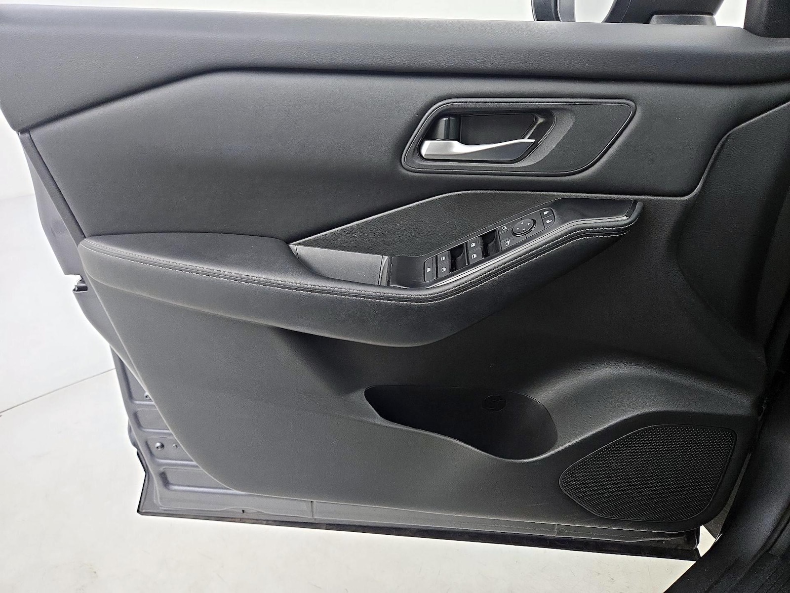 2025 Nissan Rogue SV - Photo 13