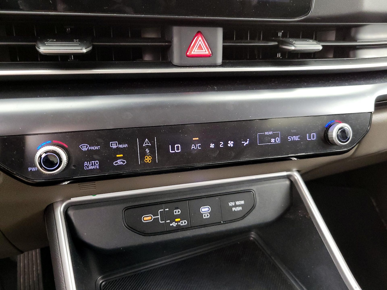 2025 Kia Carnival LXS - Photo 18