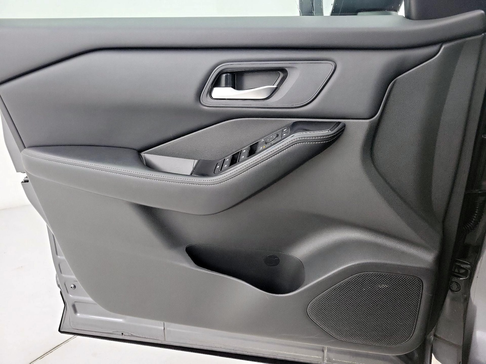 2025 Nissan Rogue SV - Photo 13