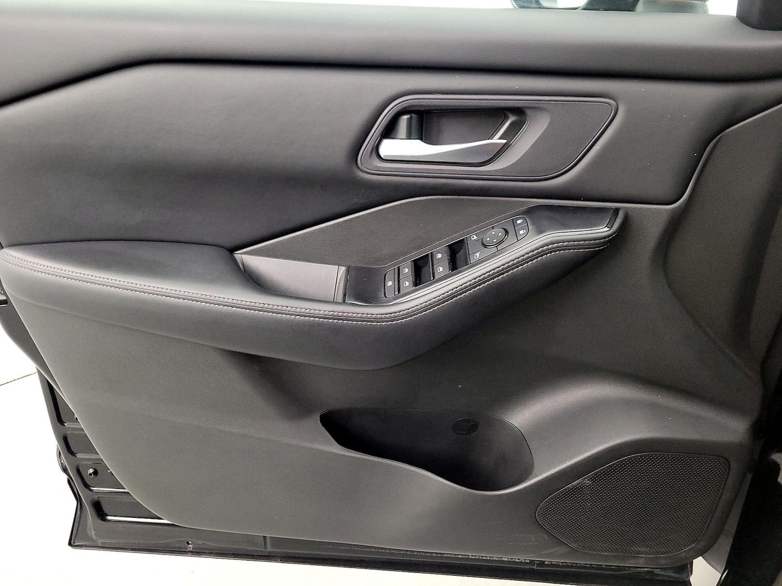 2025 Nissan Rogue SV - Photo 13