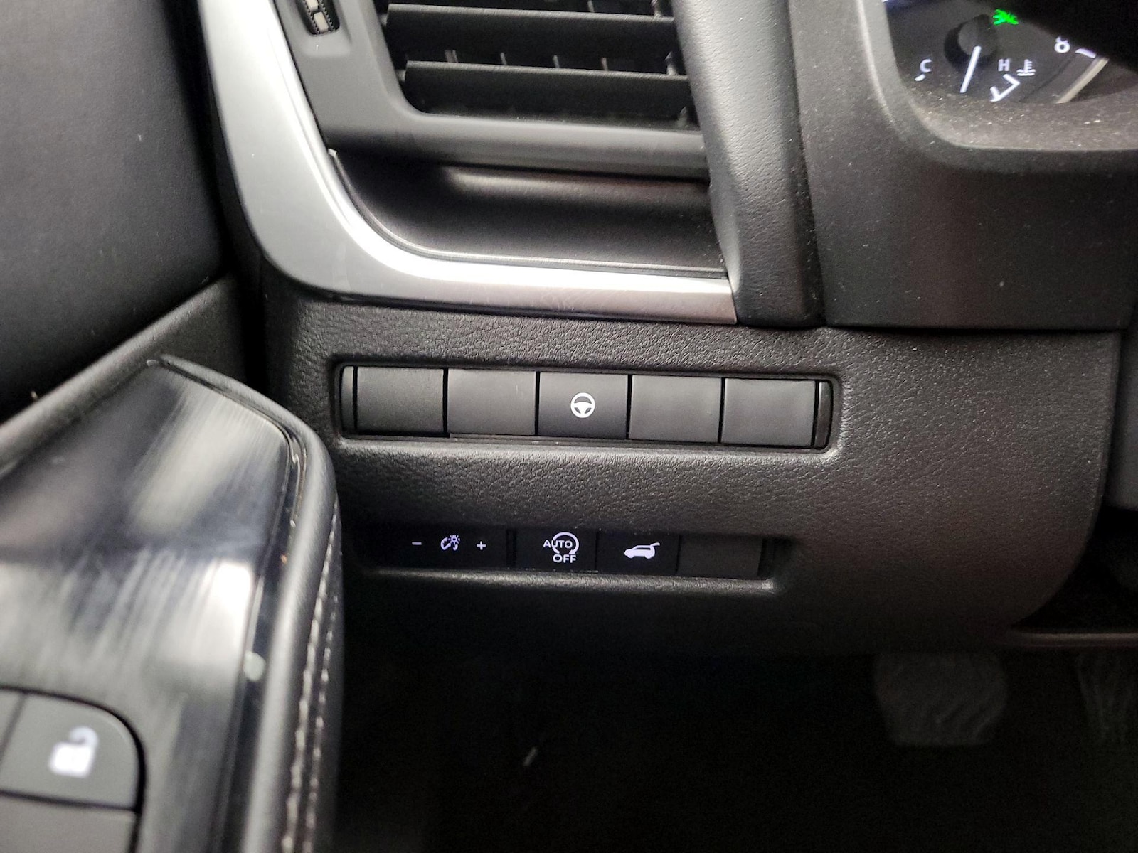 2025 Nissan Rogue SV - Photo 14