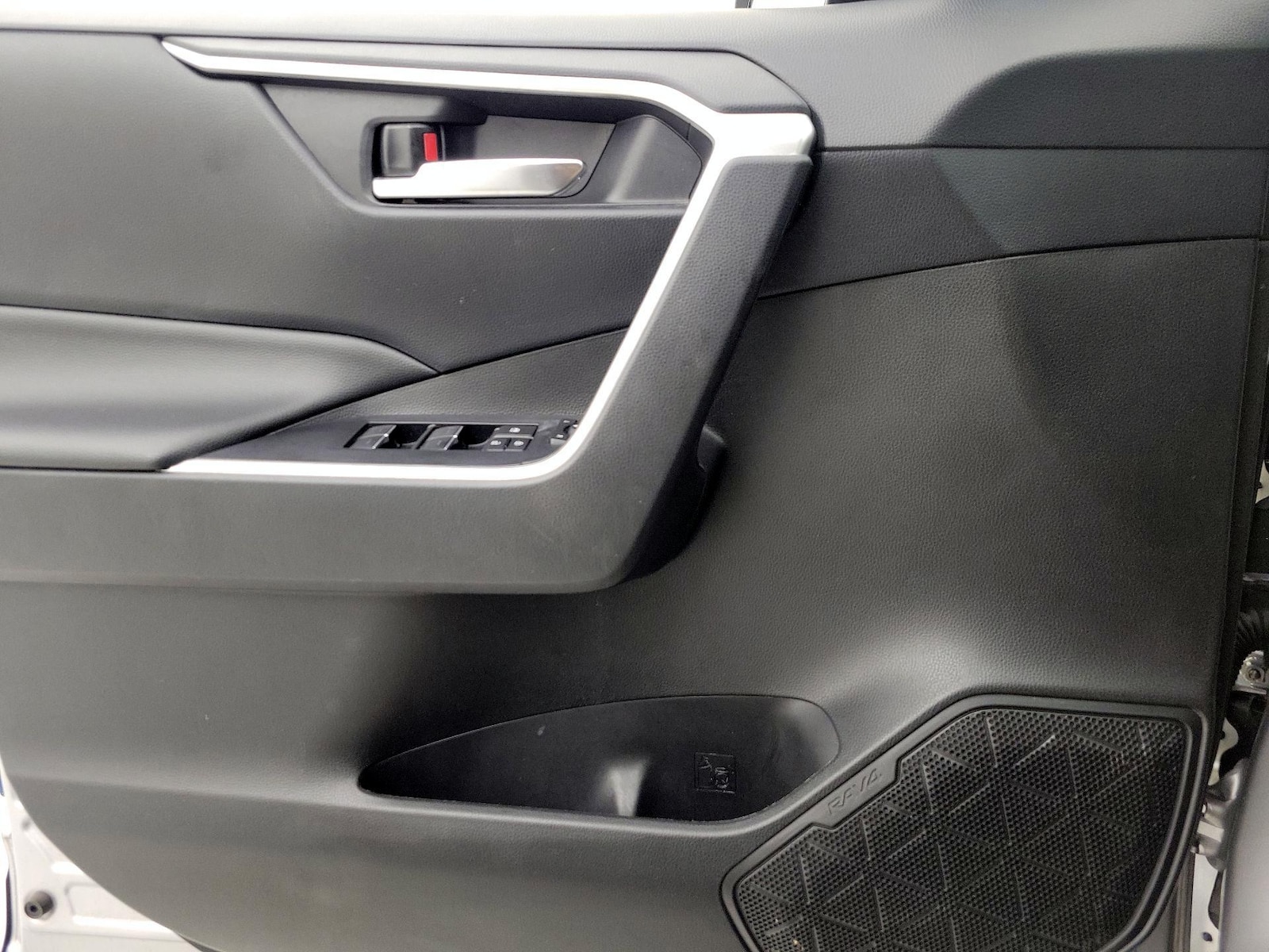 2023 Toyota RAV4 XLE - Photo 13