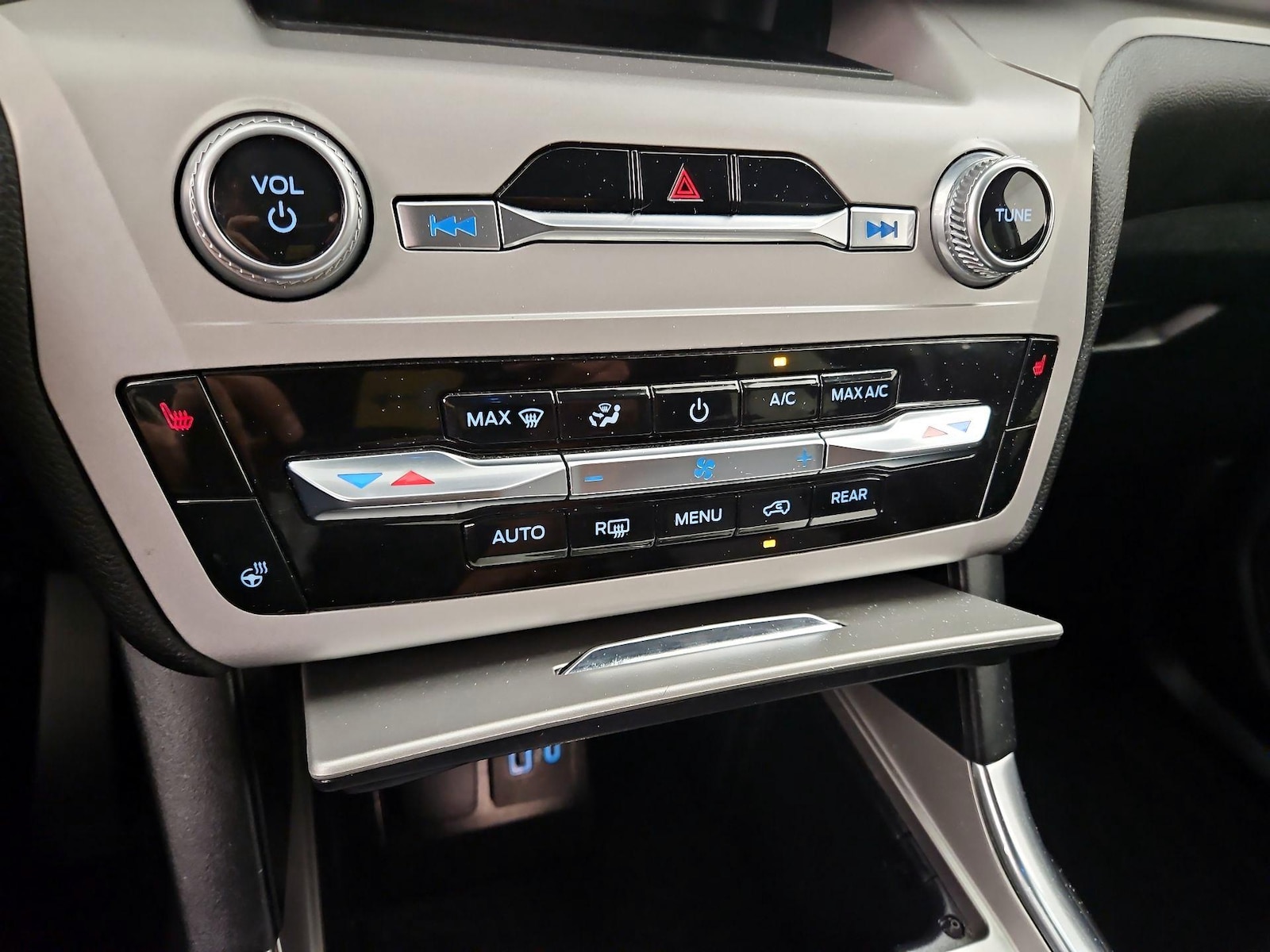 2023 Ford Explorer XLT - Photo 17