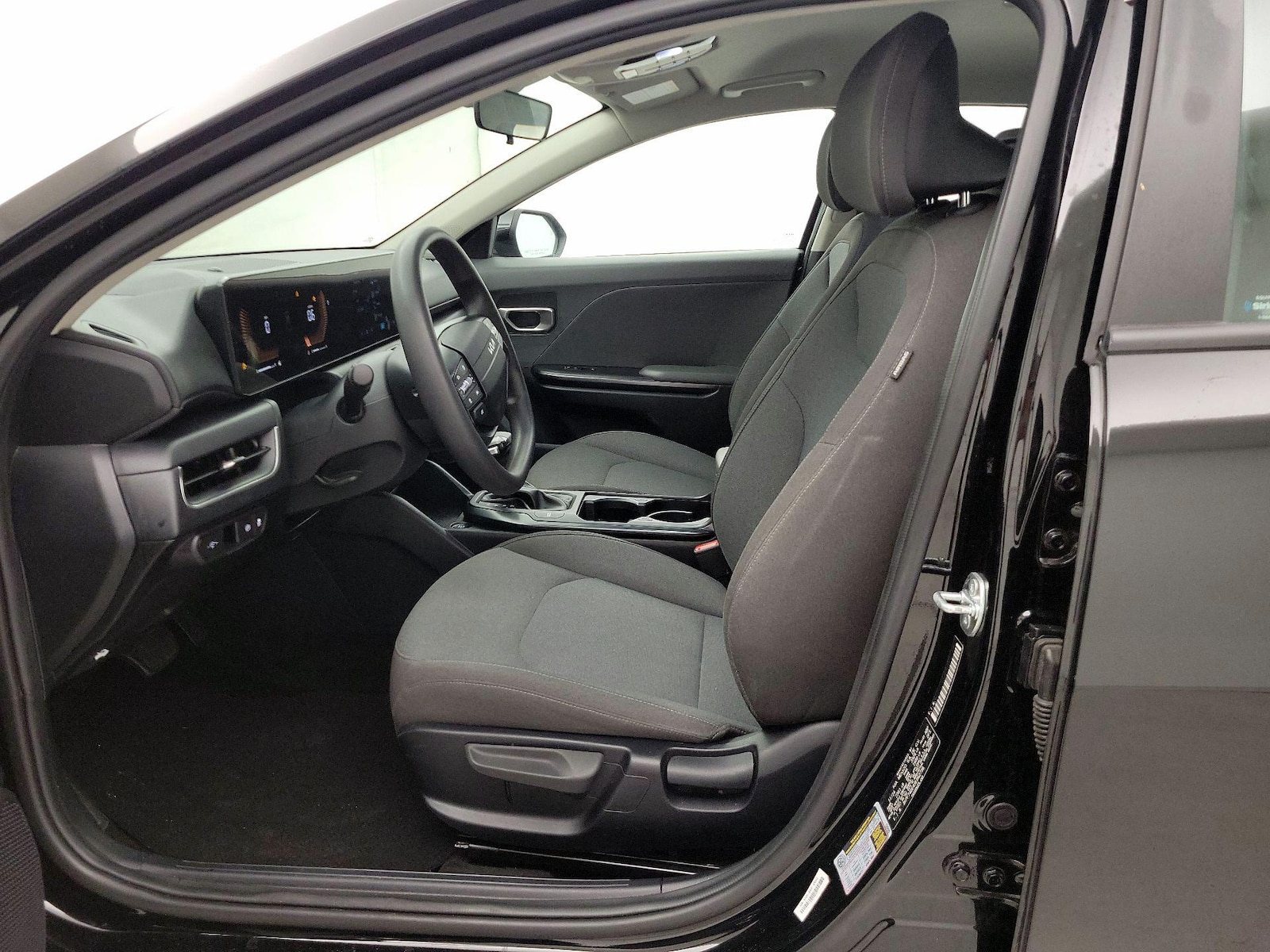 2025 Kia K4 LXS - Photo 12