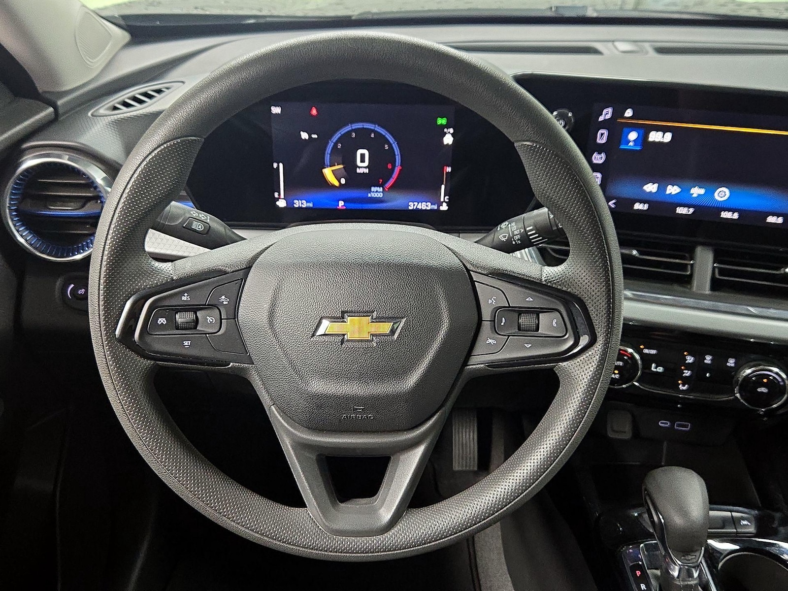 2025 Chevrolet Trax LT - Photo 11