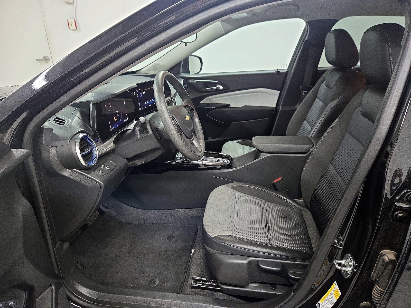 2025 Chevrolet Trax LT - Photo 12