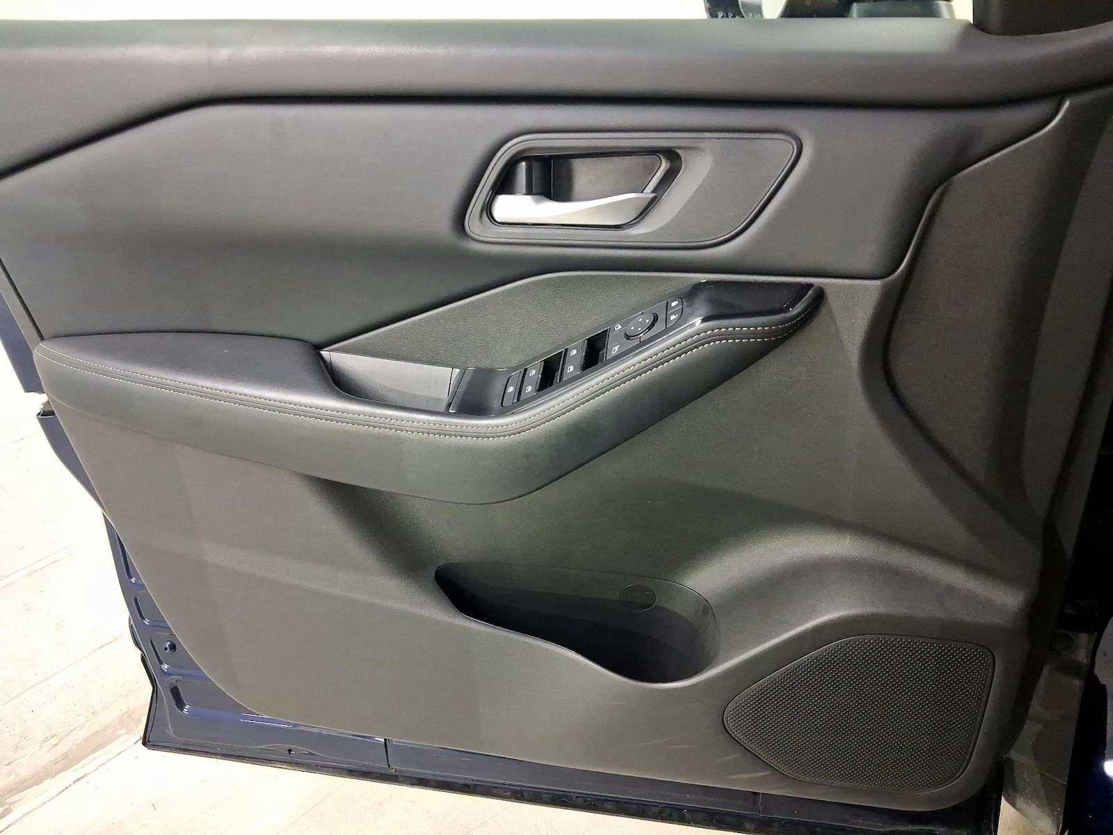 2025 Nissan Rogue SV - Photo 13