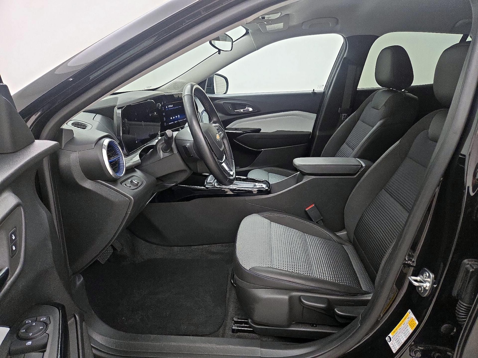 2025 Chevrolet Trax LT - Photo 12
