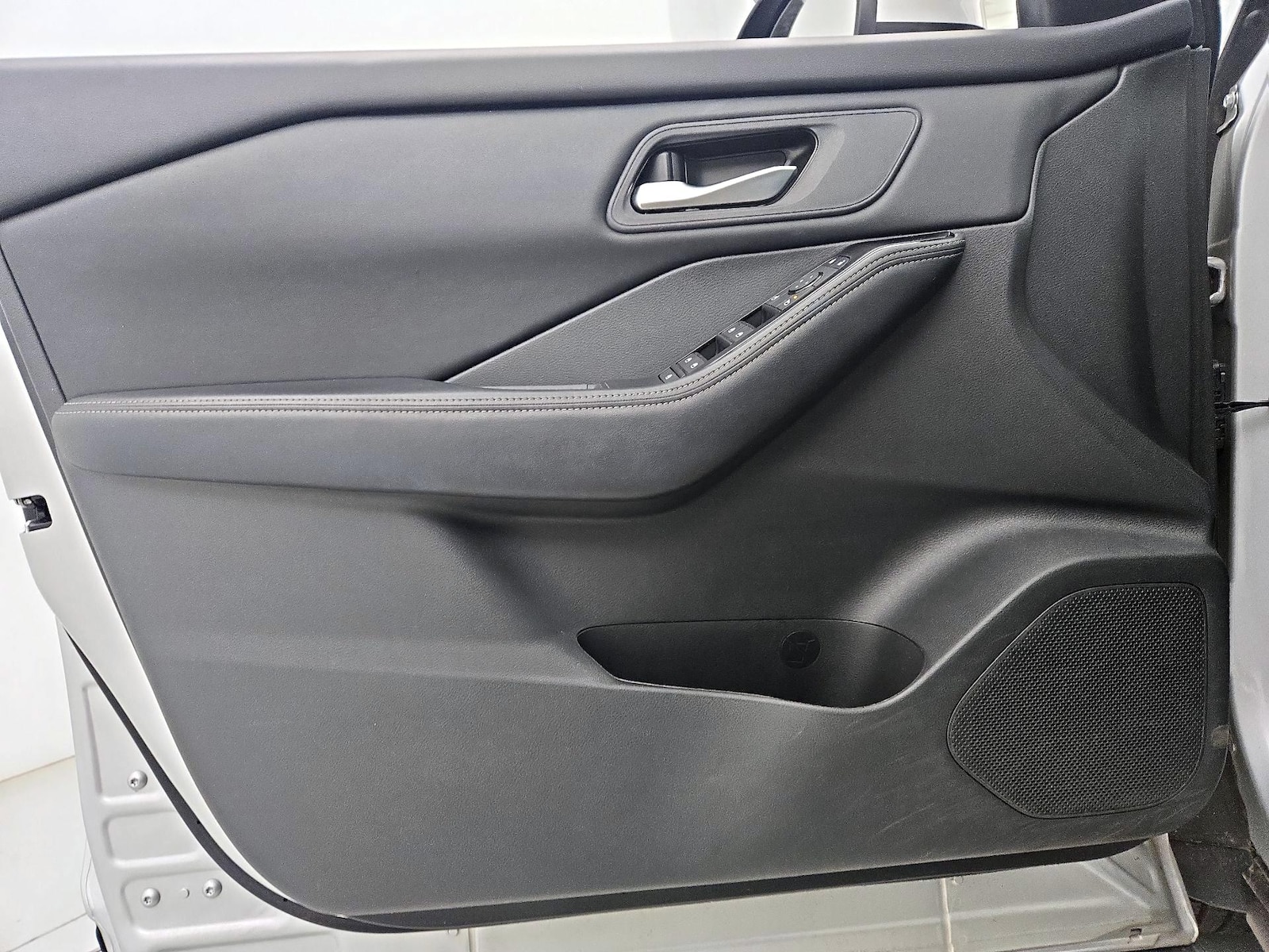 2025 Nissan Rogue SV - Photo 13