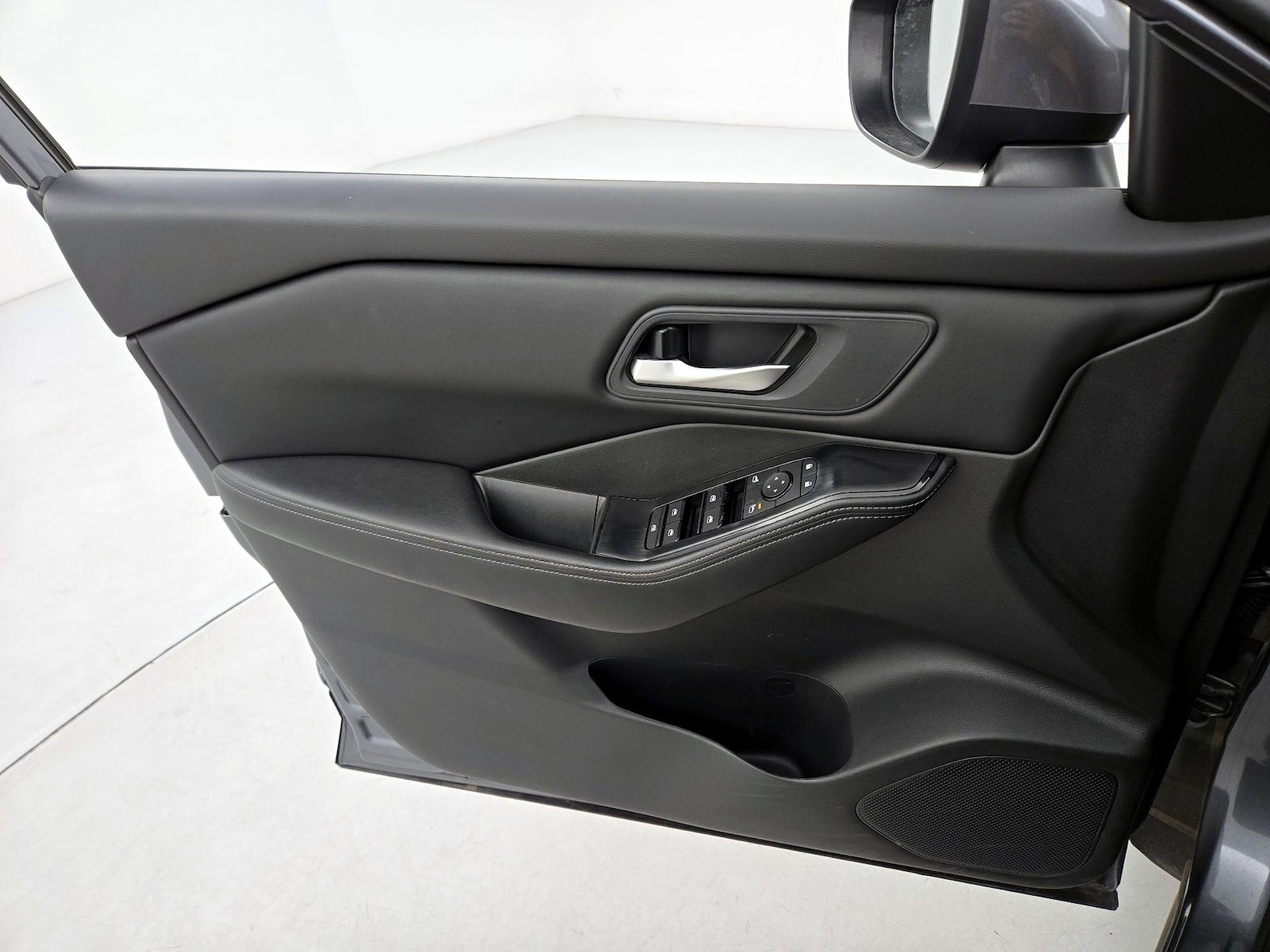 2025 Nissan Rogue SV - Photo 13