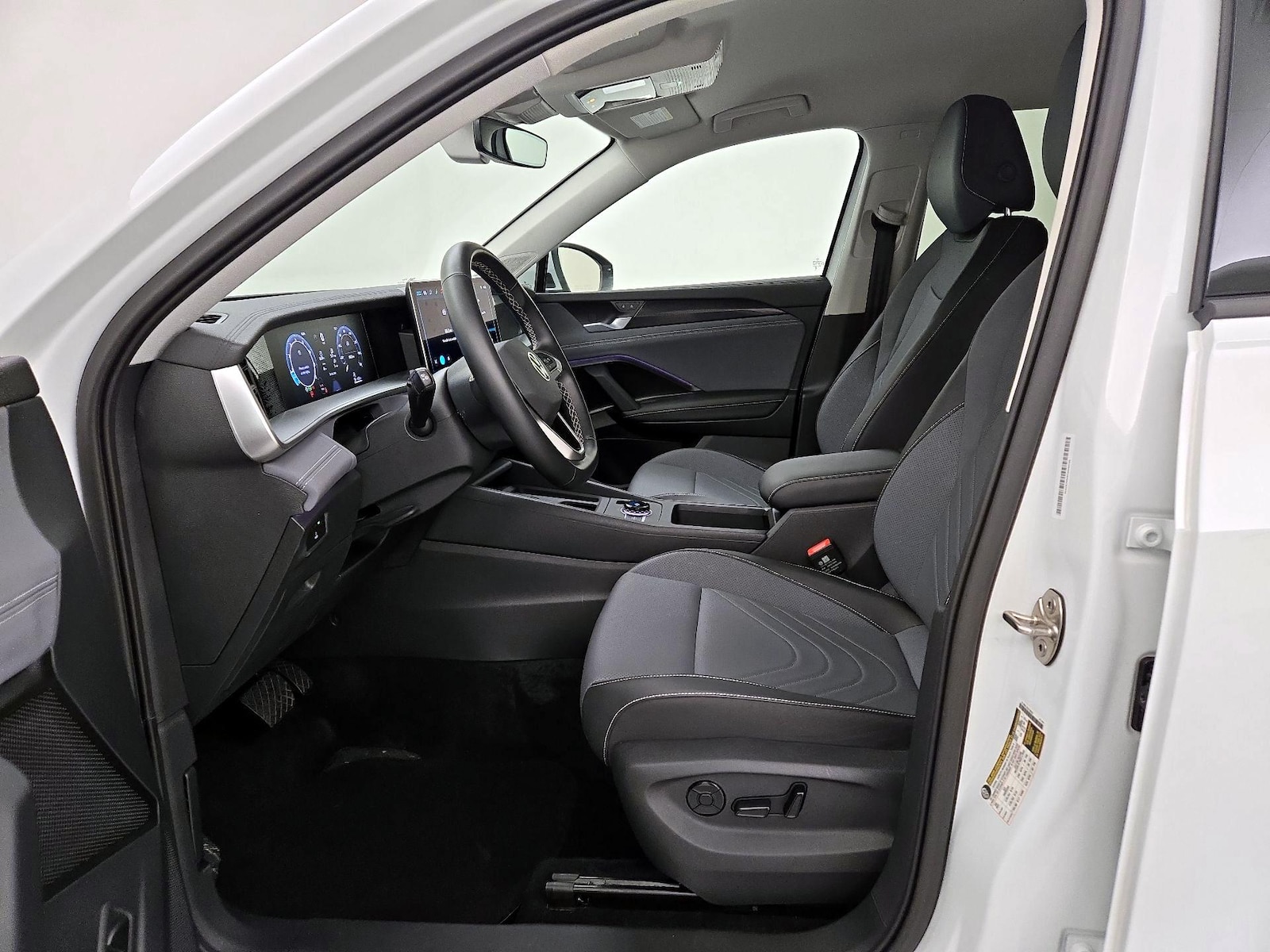 2026 Volkswagen Tiguan SE - Photo 12