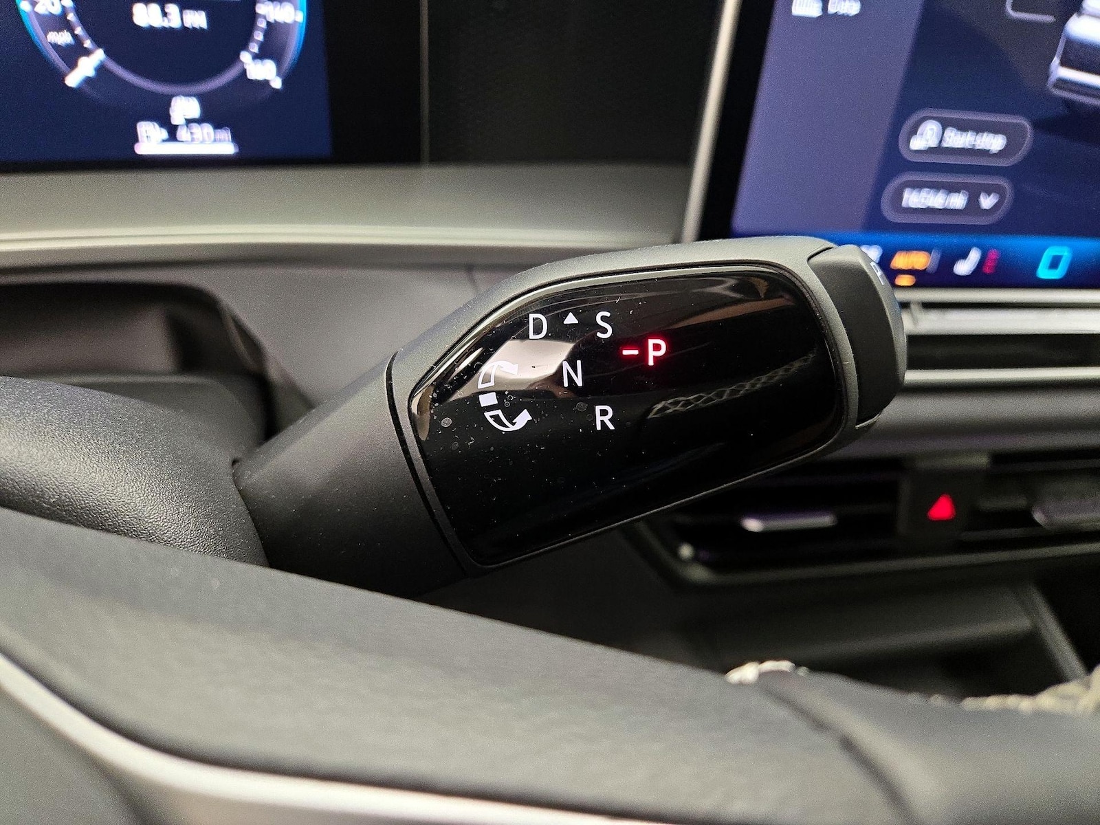 2026 Volkswagen Tiguan SE - Photo 18