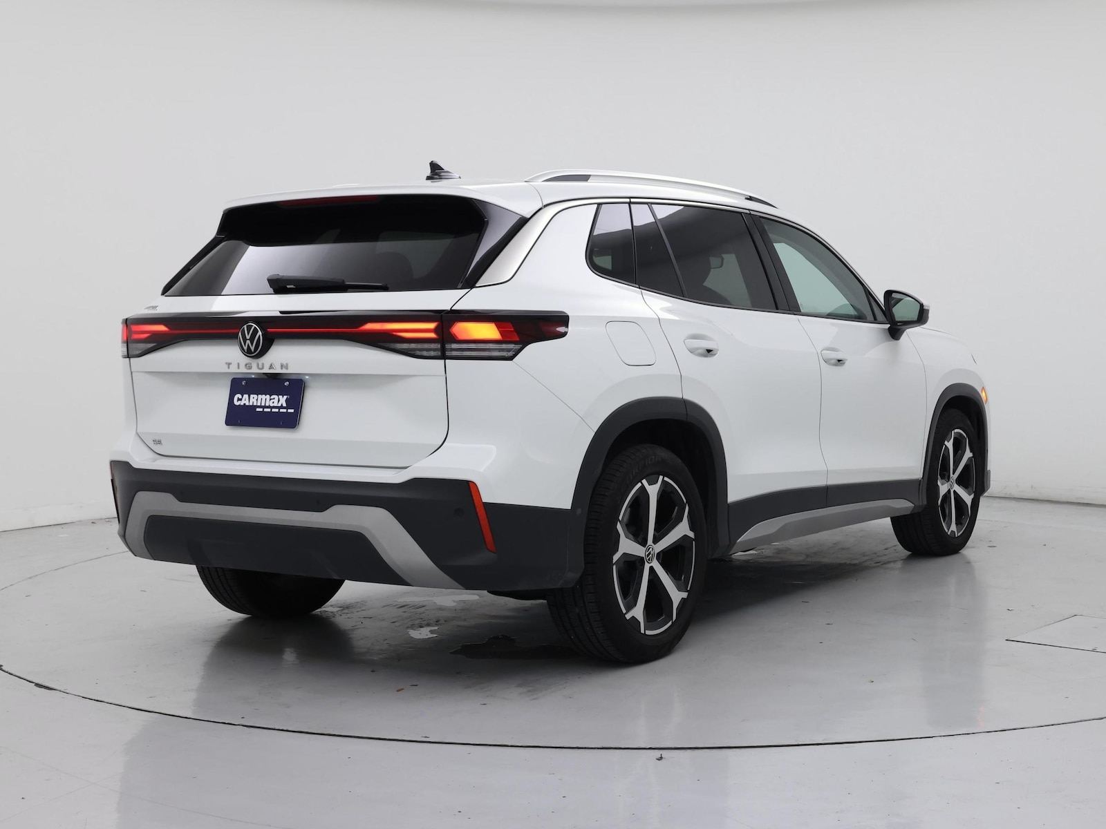 2026 Volkswagen Tiguan SE - Photo 9