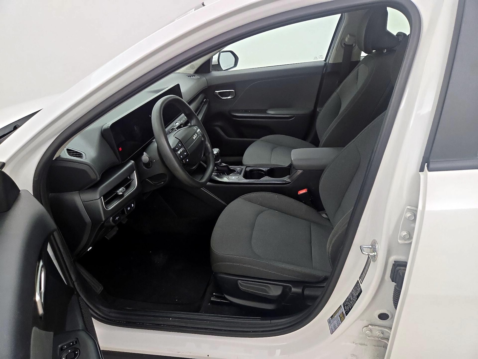 2025 Kia K4 LXS - Photo 12