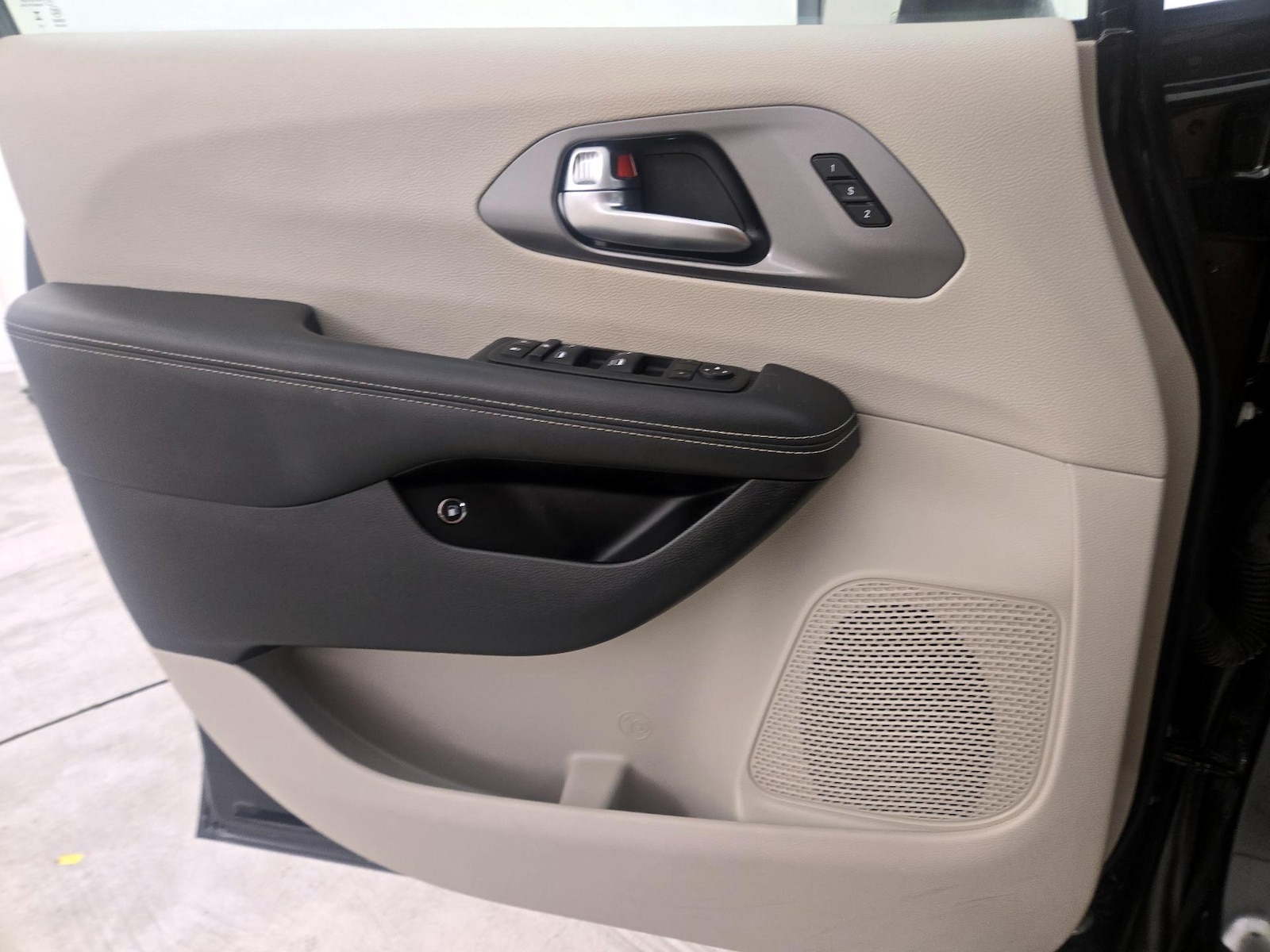 2023 Chrysler Pacifica Hybrid Touring L - Photo 13