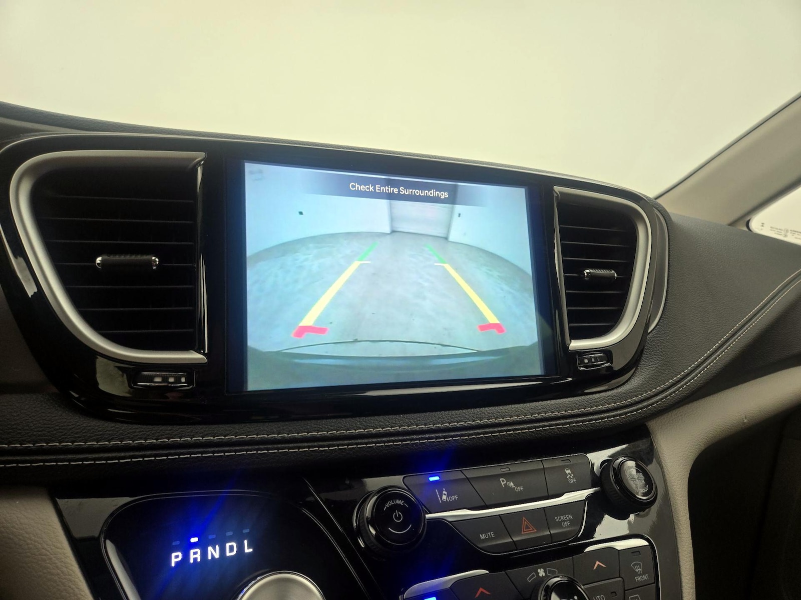 2023 Chrysler Pacifica Hybrid Touring L - Photo 15