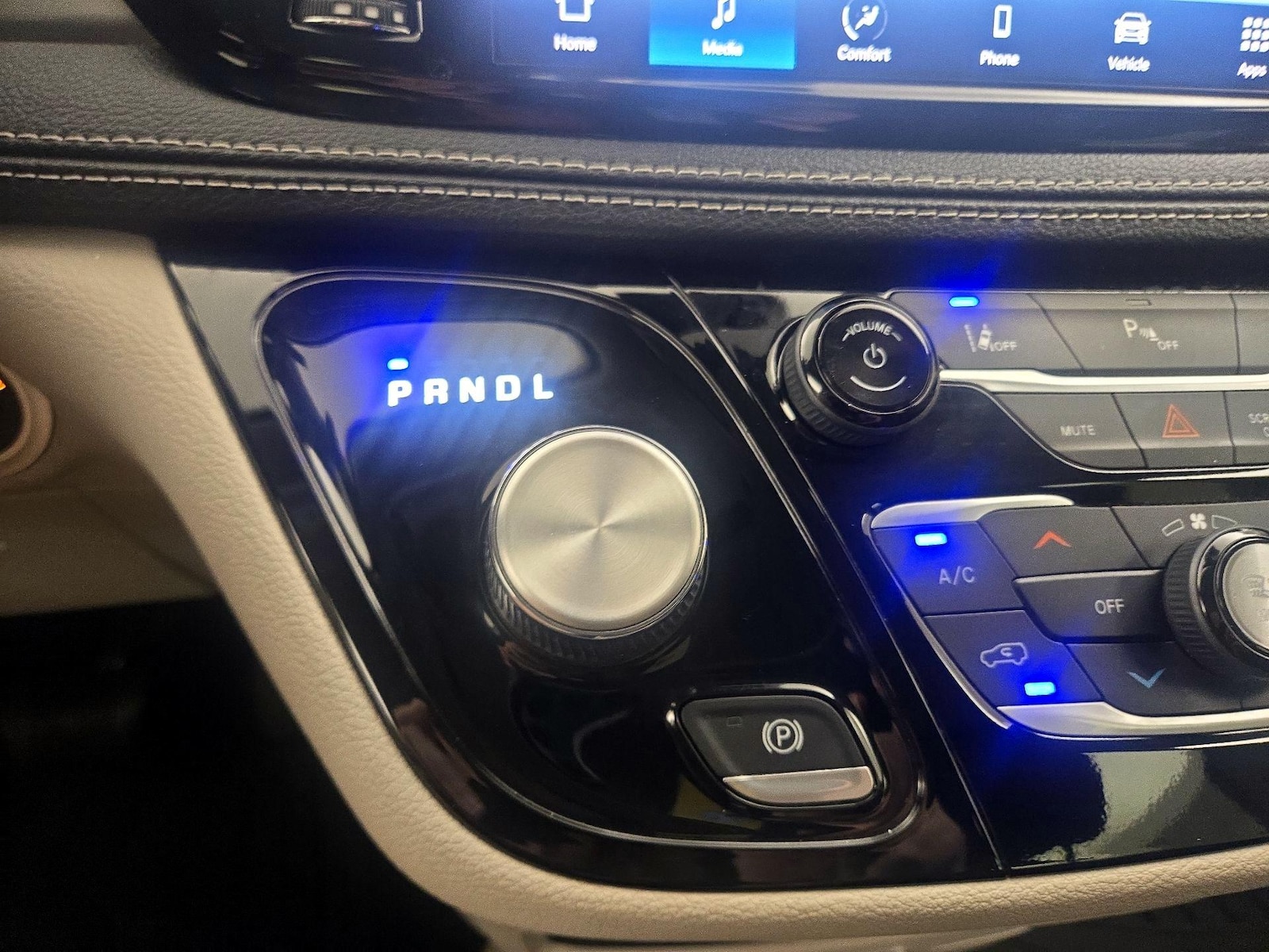 2023 Chrysler Pacifica Hybrid Touring L - Photo 18