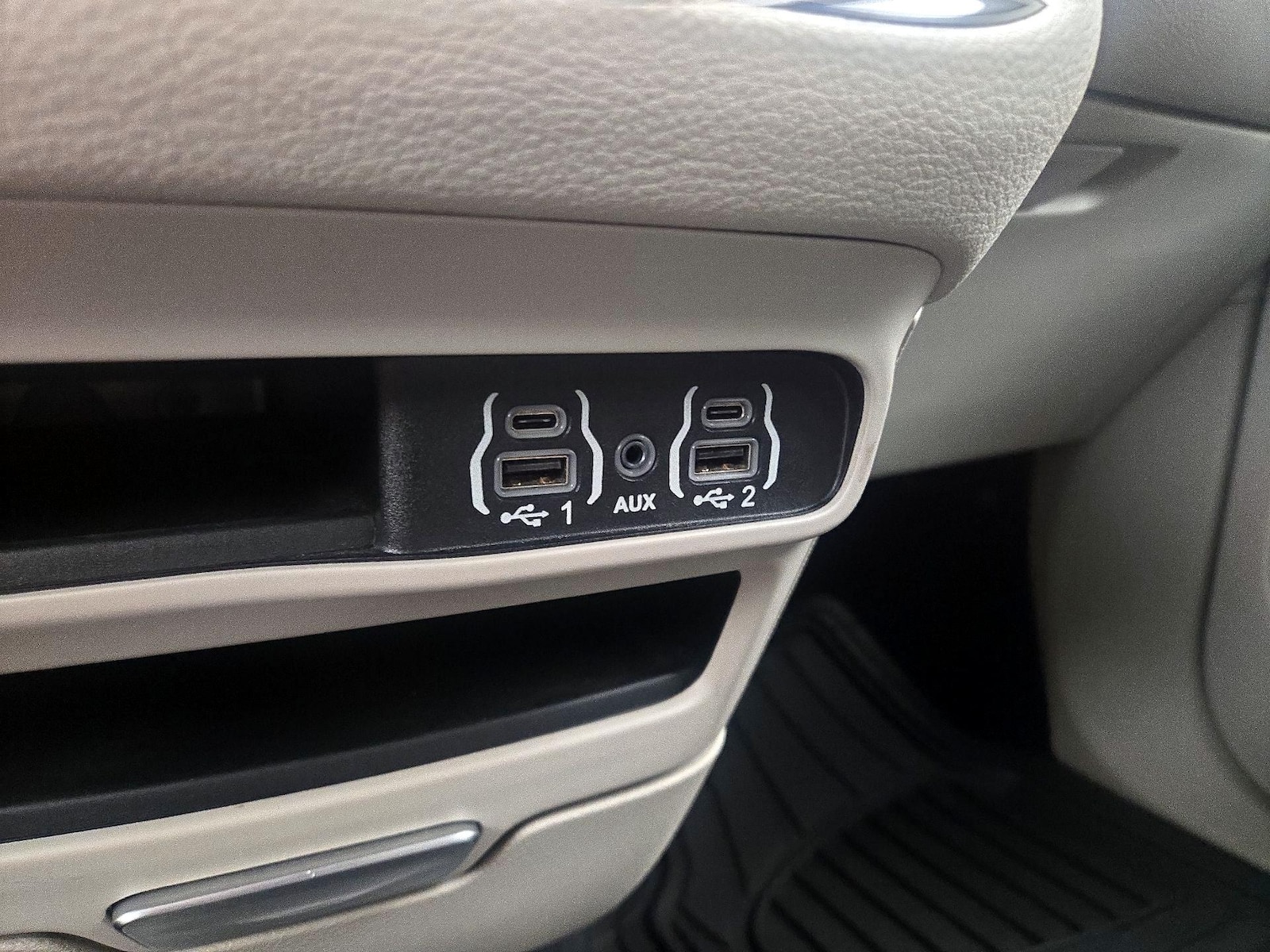 2023 Chrysler Pacifica Hybrid Touring L - Photo 19