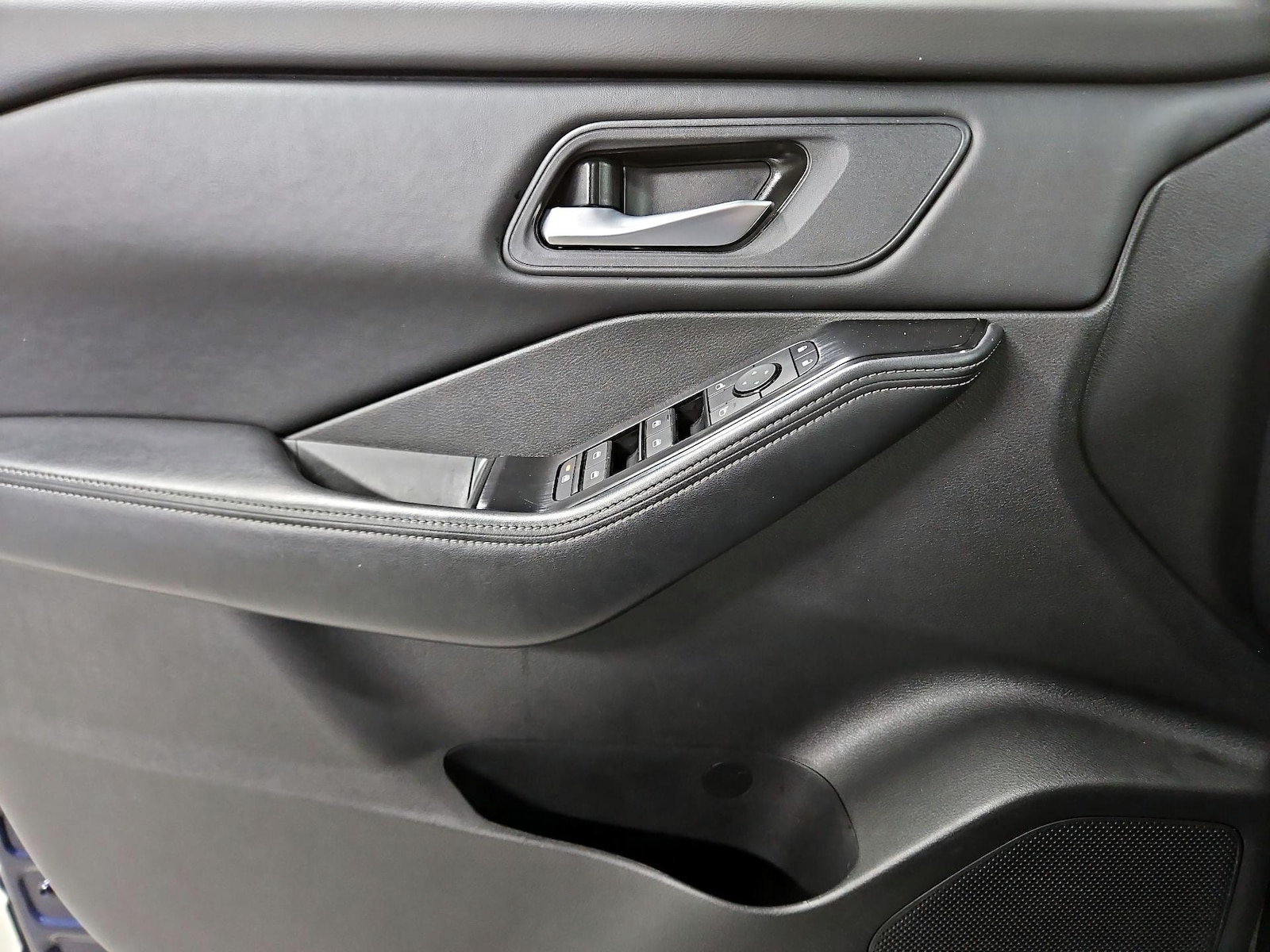 2025 Nissan Rogue SV - Photo 13