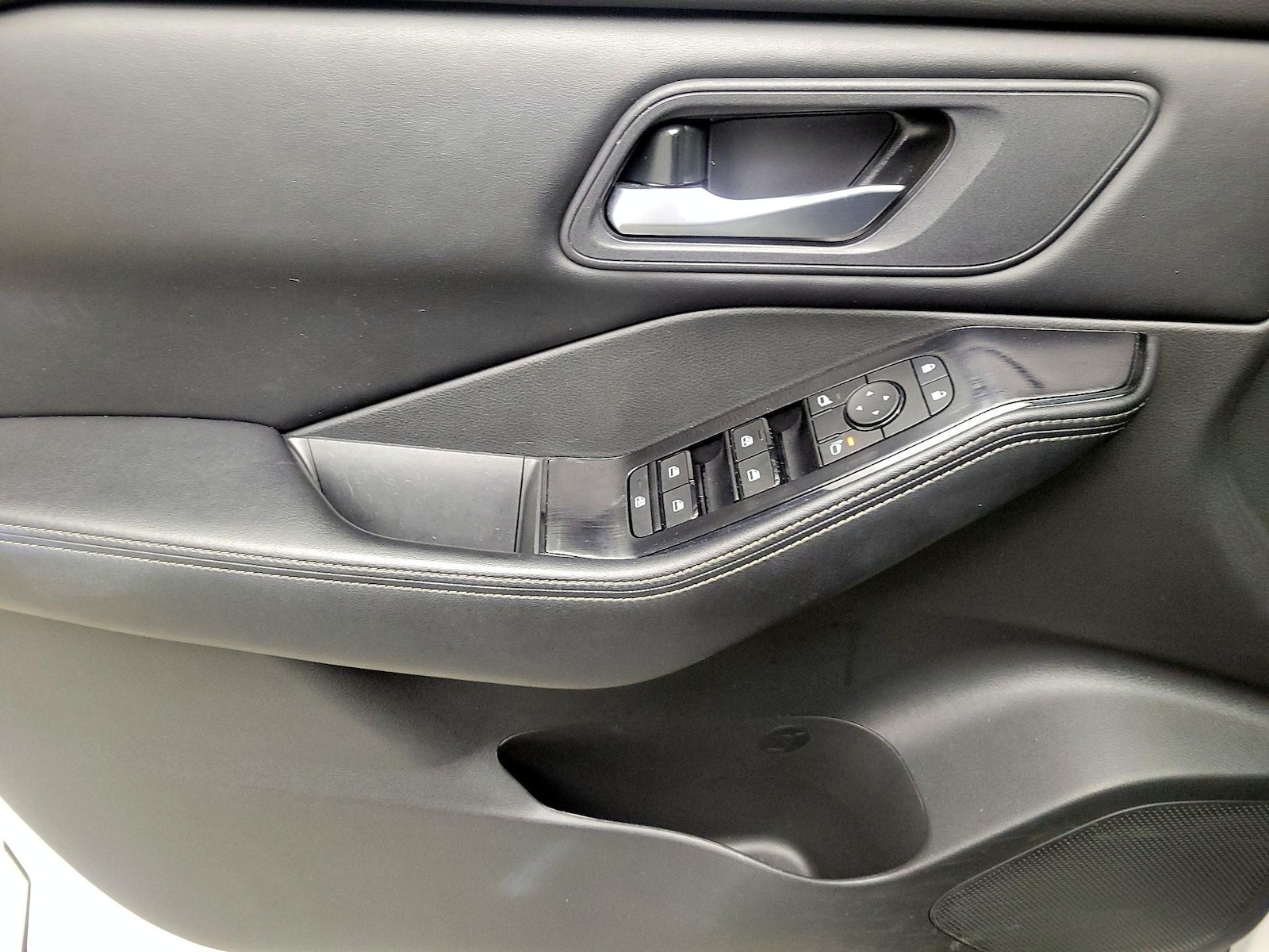 2025 Nissan Rogue SV - Photo 13