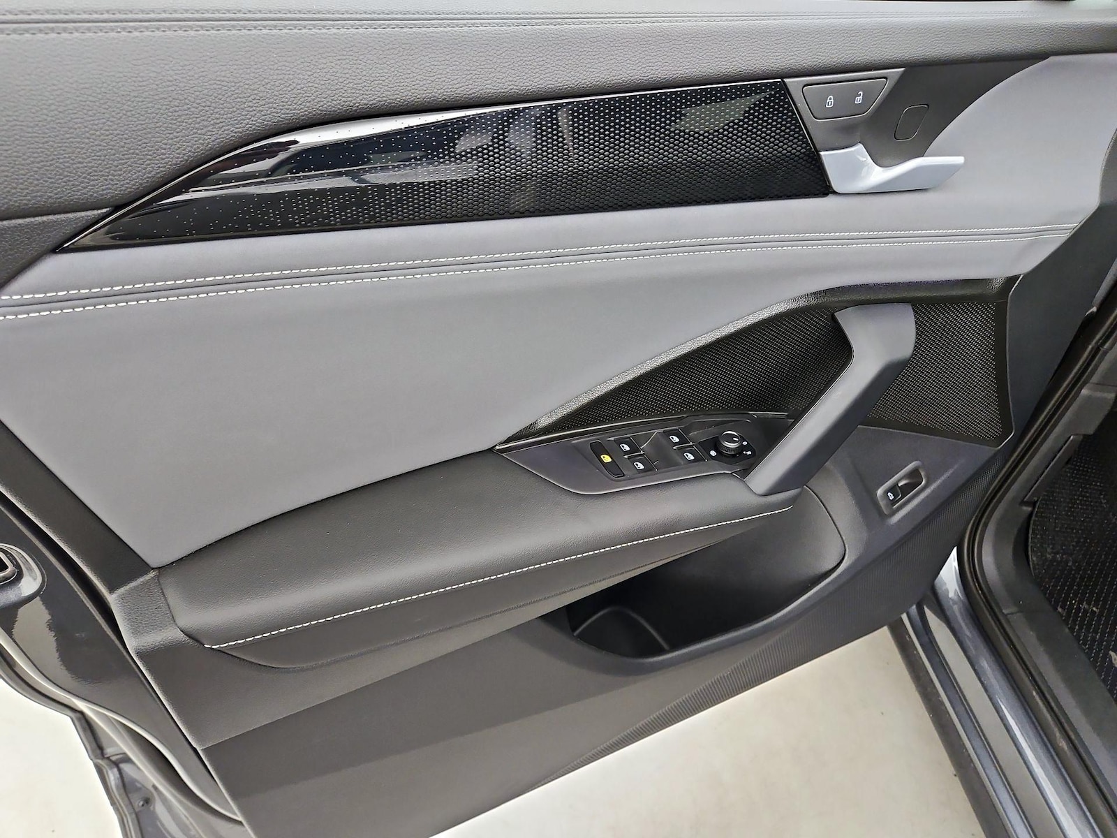 2026 Volkswagen Tiguan SE - Photo 13