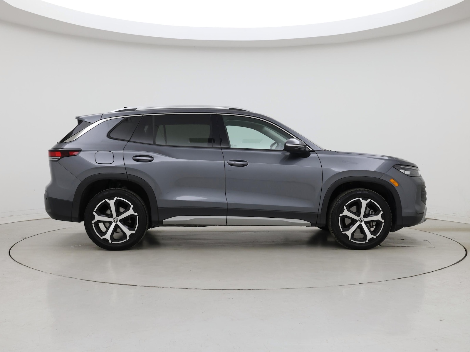 2026 Volkswagen Tiguan SE - Photo 8
