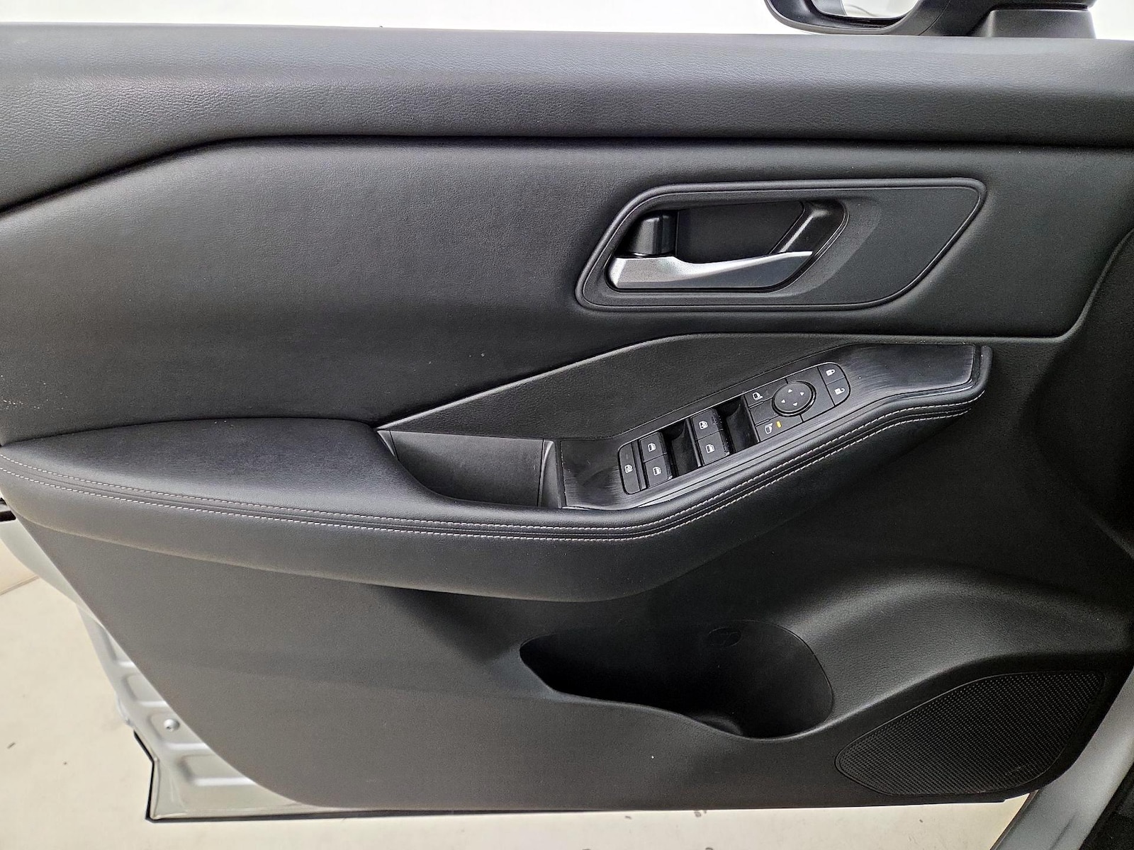 2025 Nissan Rogue SV - Photo 13