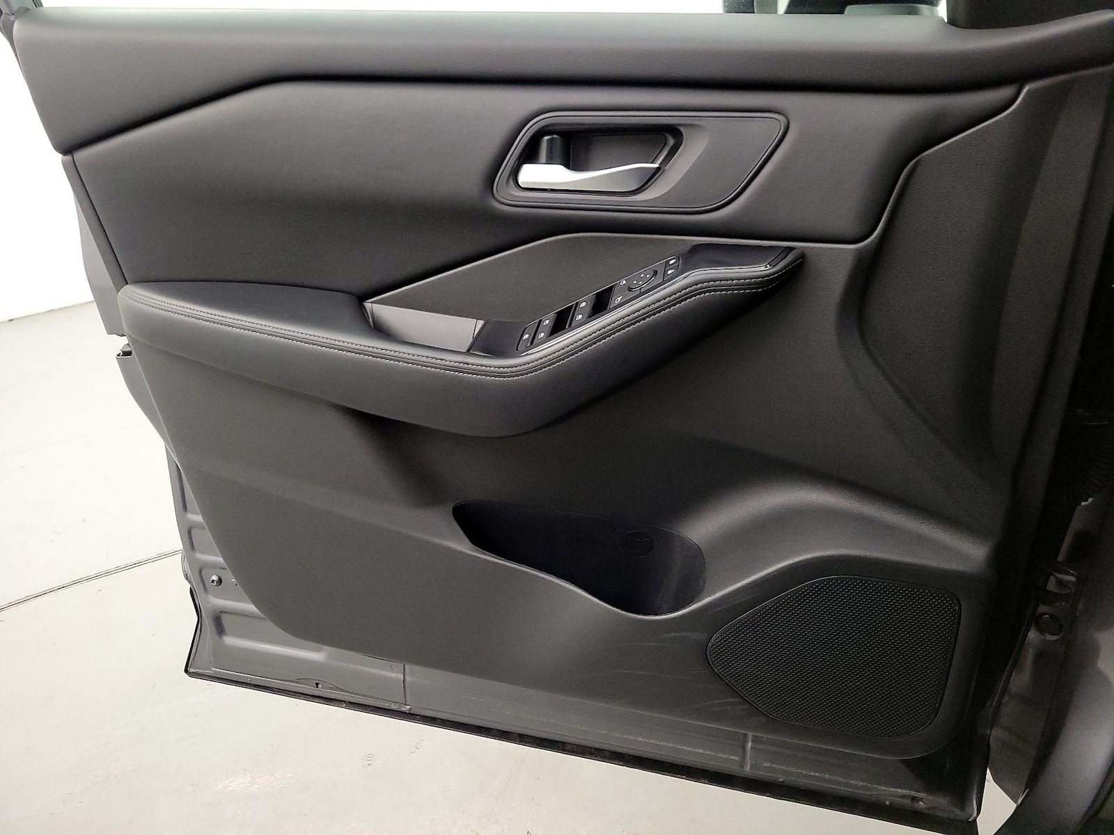 2025 Nissan Rogue SV - Photo 13
