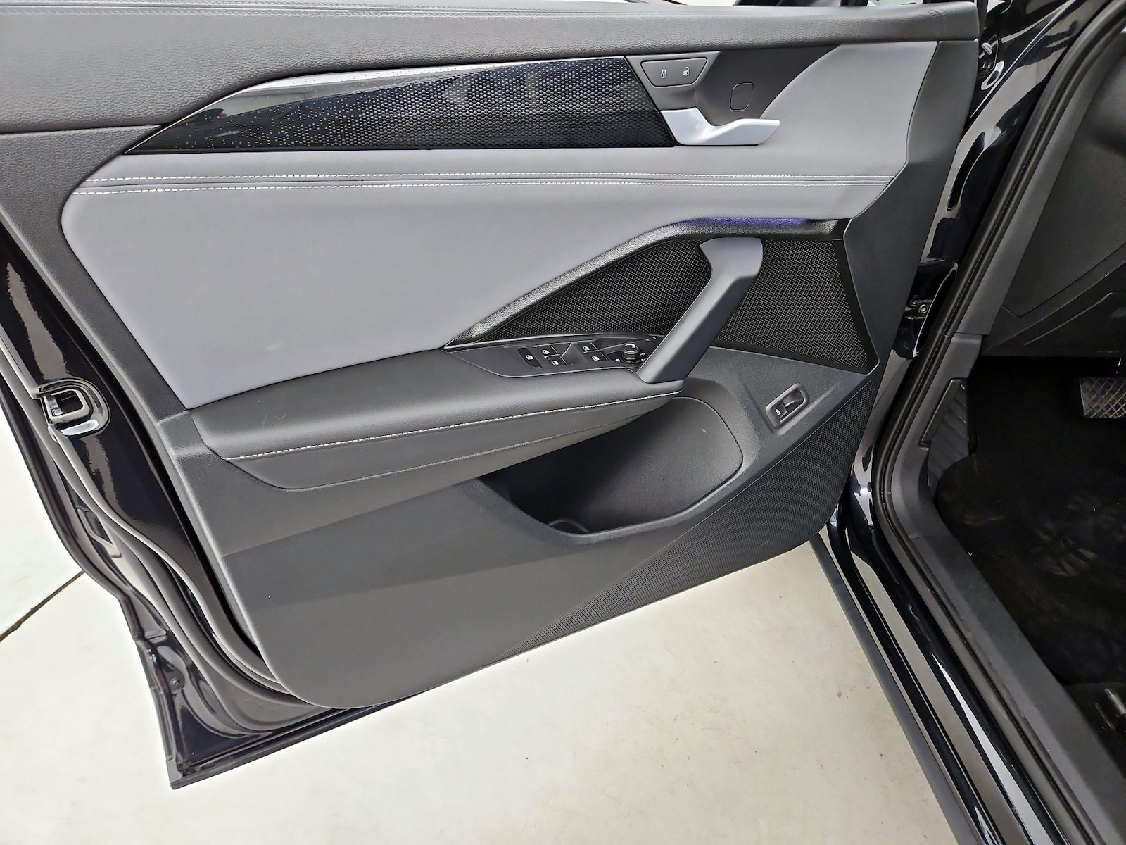 2026 Volkswagen Tiguan SE - Photo 13