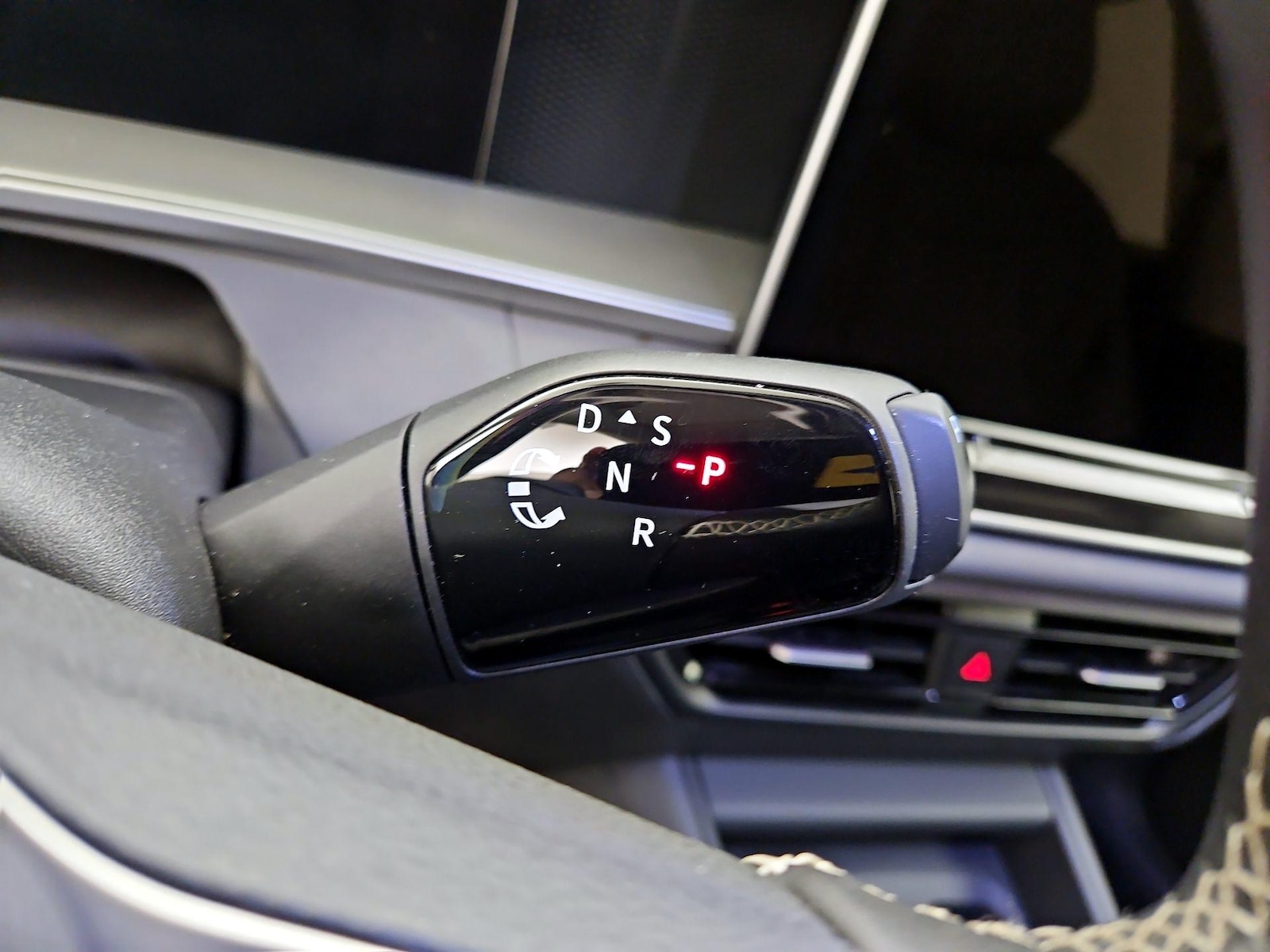 2026 Volkswagen Tiguan SE - Photo 18