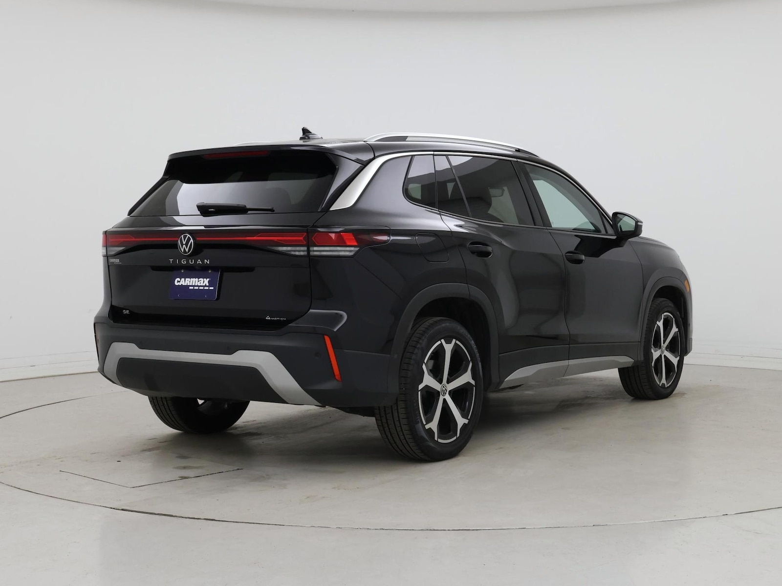 2026 Volkswagen Tiguan SE - Photo 9