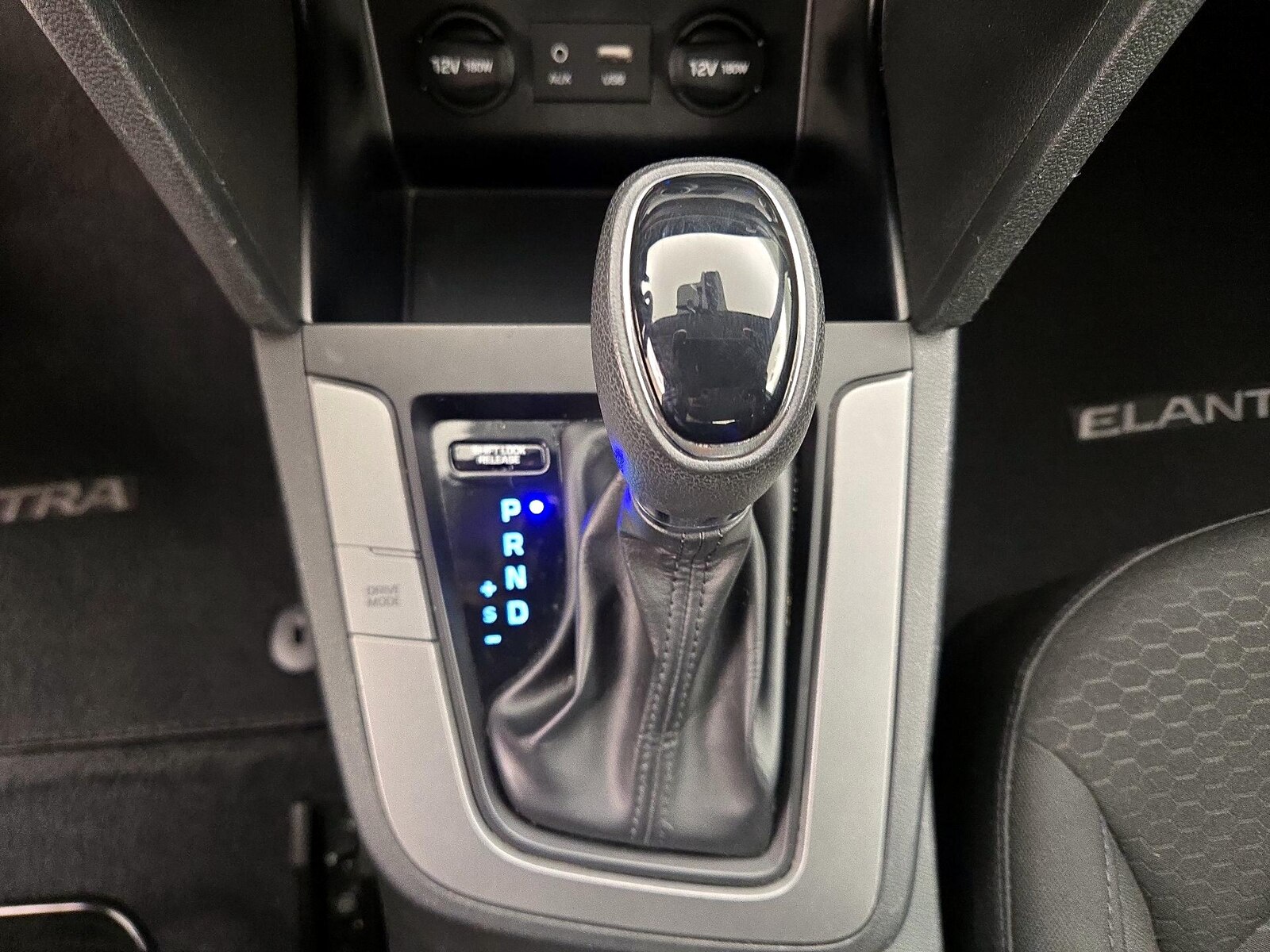 2020 Hyundai Elantra SE - Photo 18