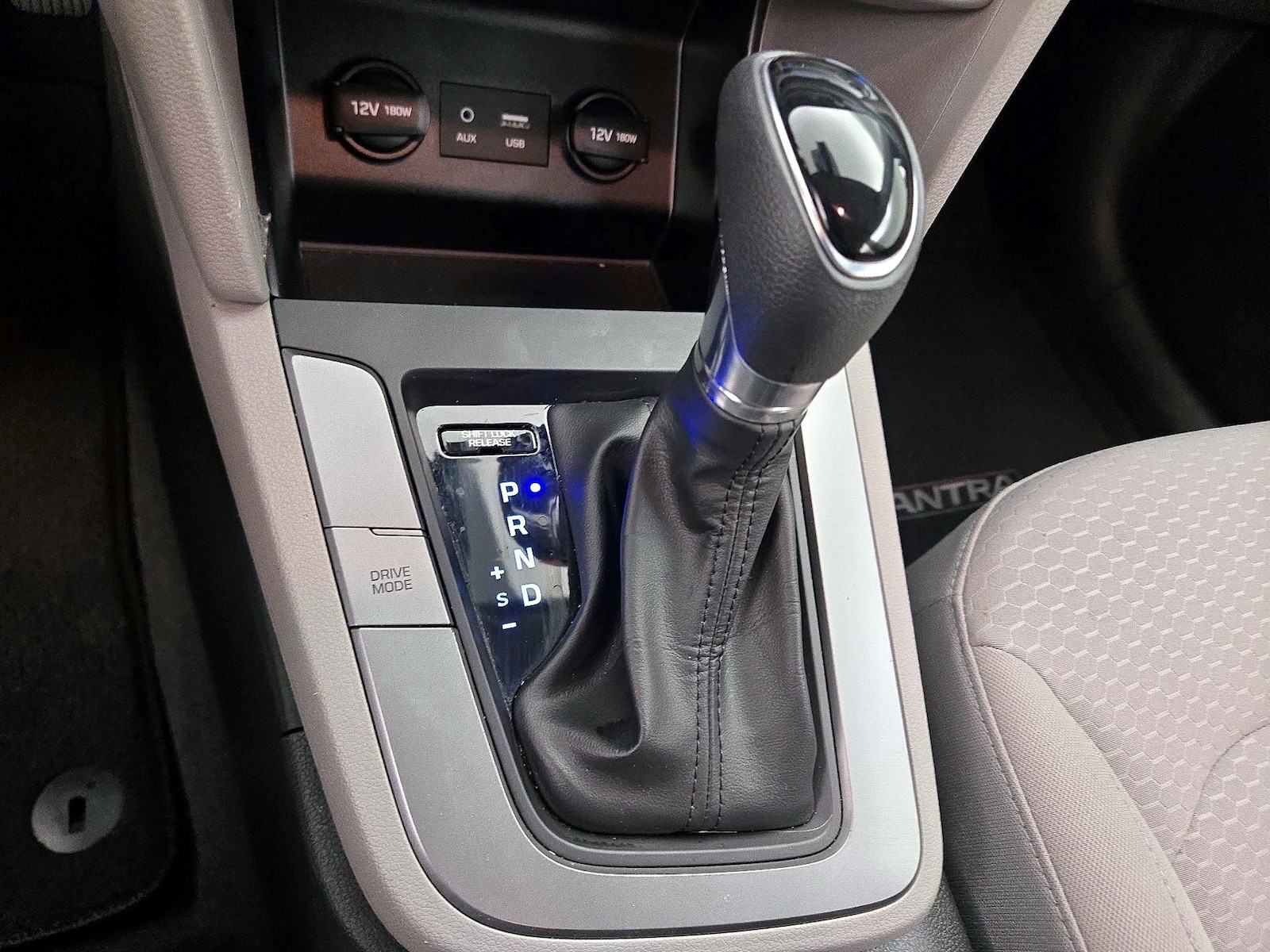 2020 Hyundai Elantra SE - Photo 18