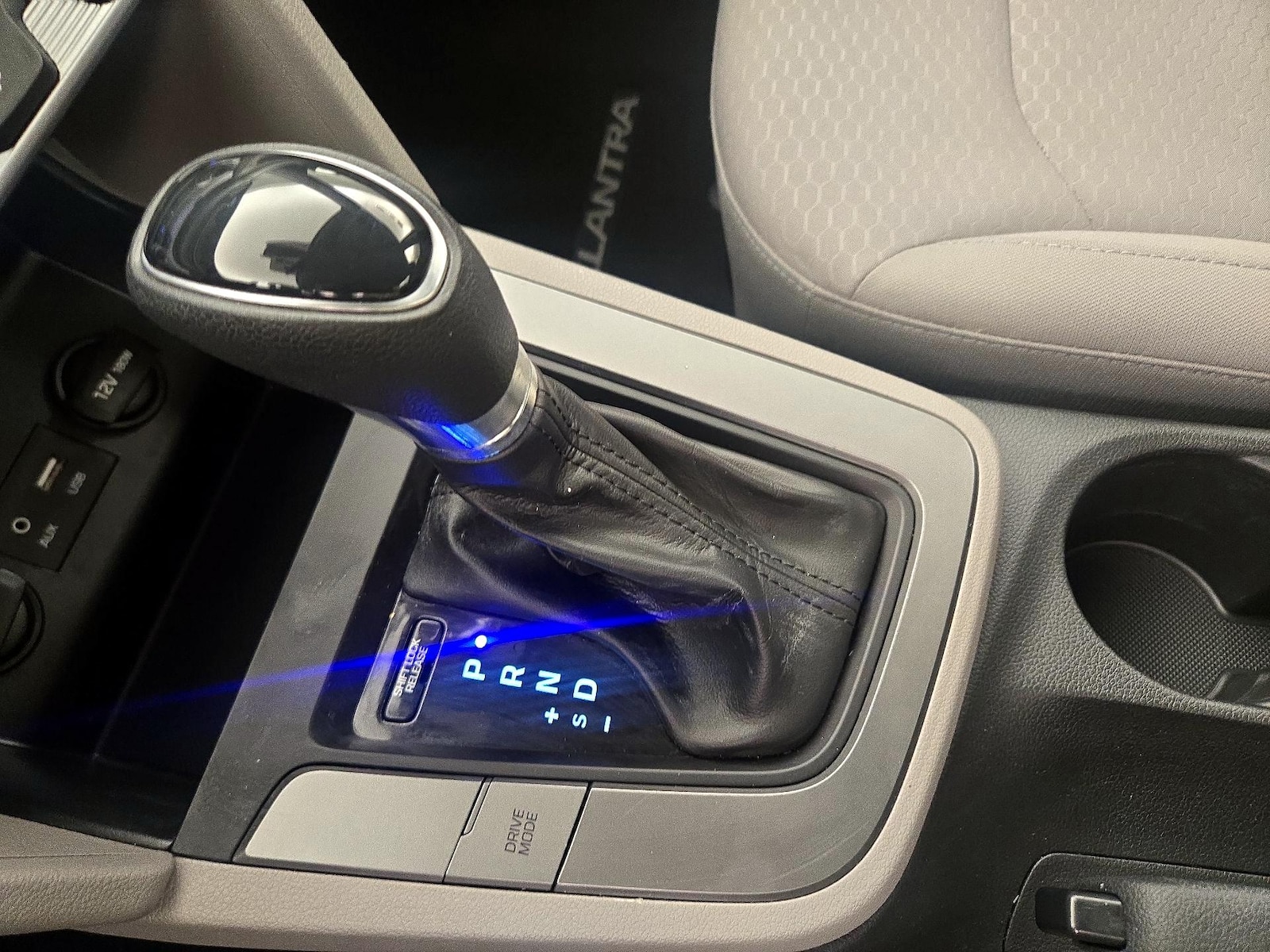 2020 Hyundai Elantra SE - Photo 18